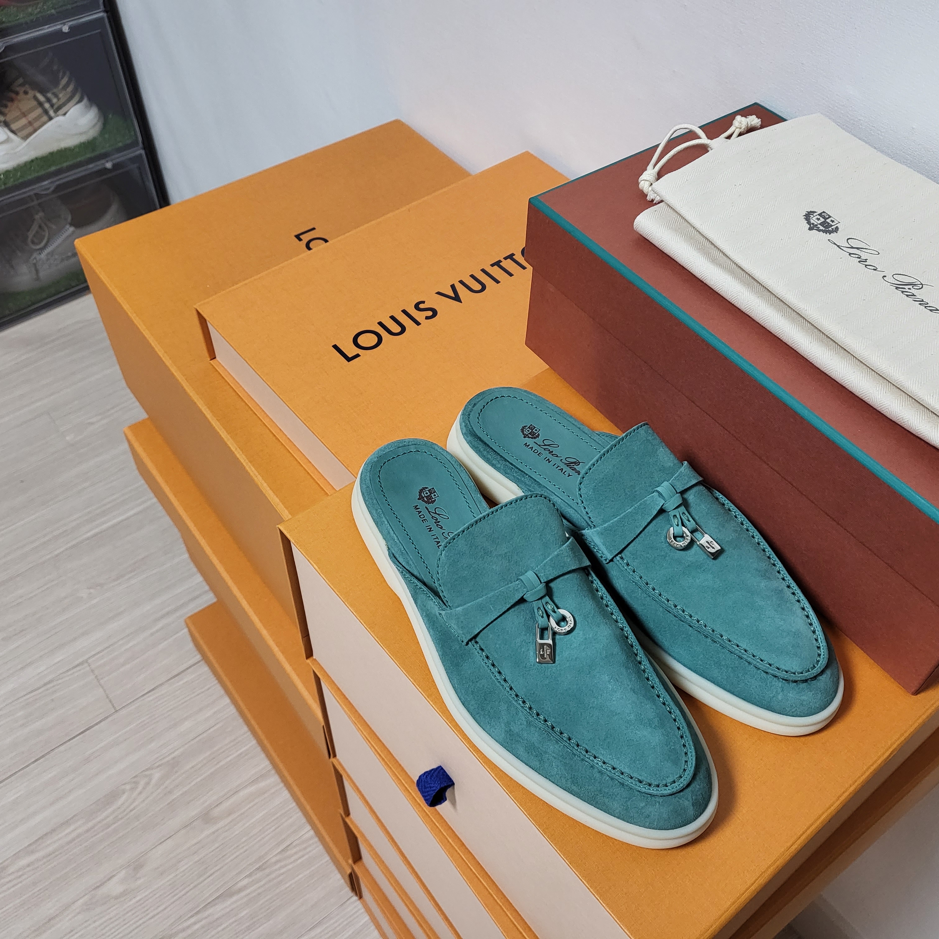 (W) Loro Piana Babouche Charms Walk Suede Calfskin Laguna 착용 스타일 - 2