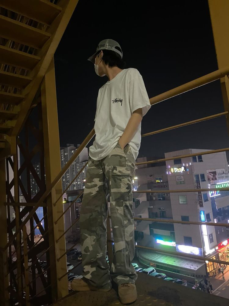 Nike Air Force 1 '07 WB Flax, Stussy Livin' Large T-Shirt White 착용 스타일 - 3