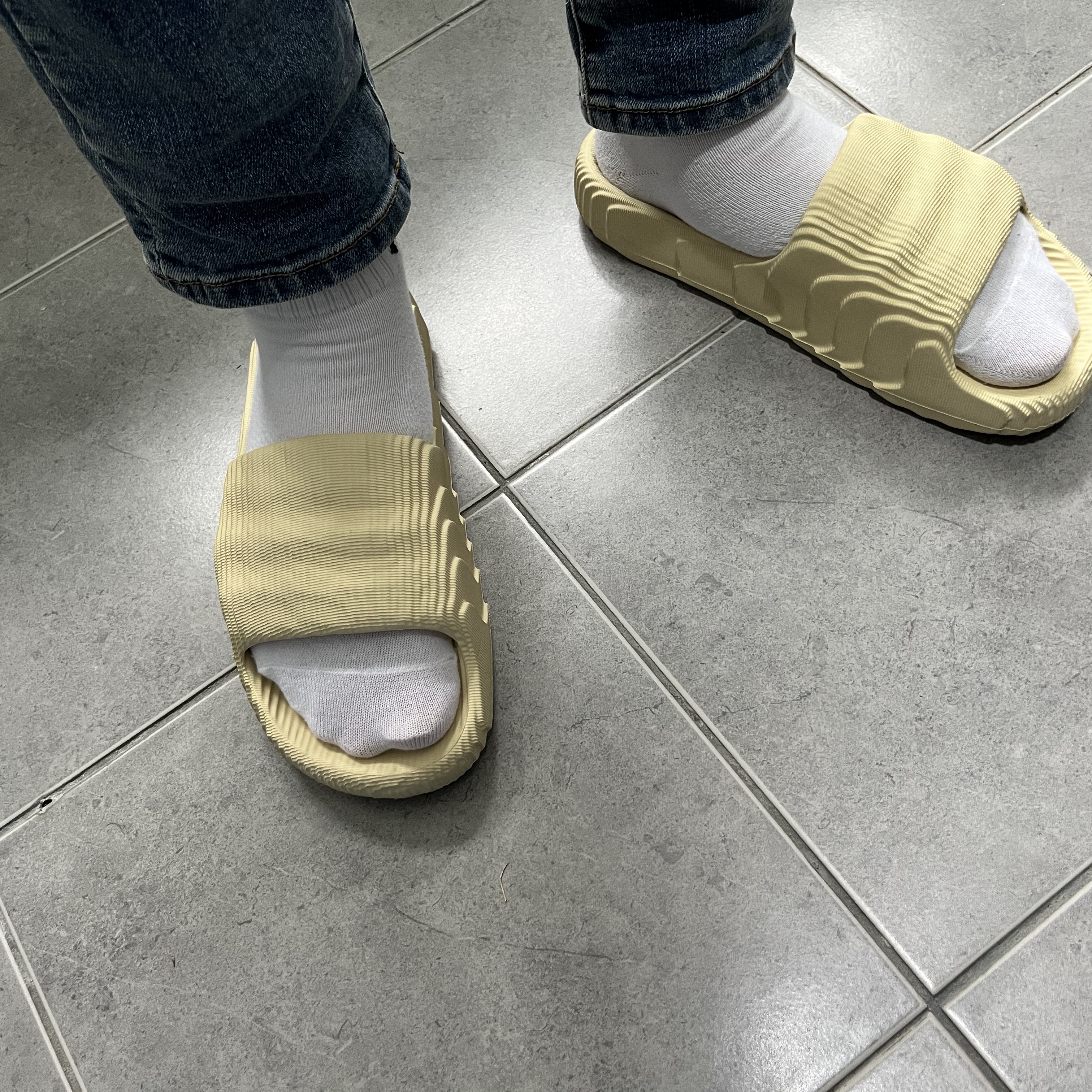 Adidas Adilette 22 Desert Sand 착용 스타일