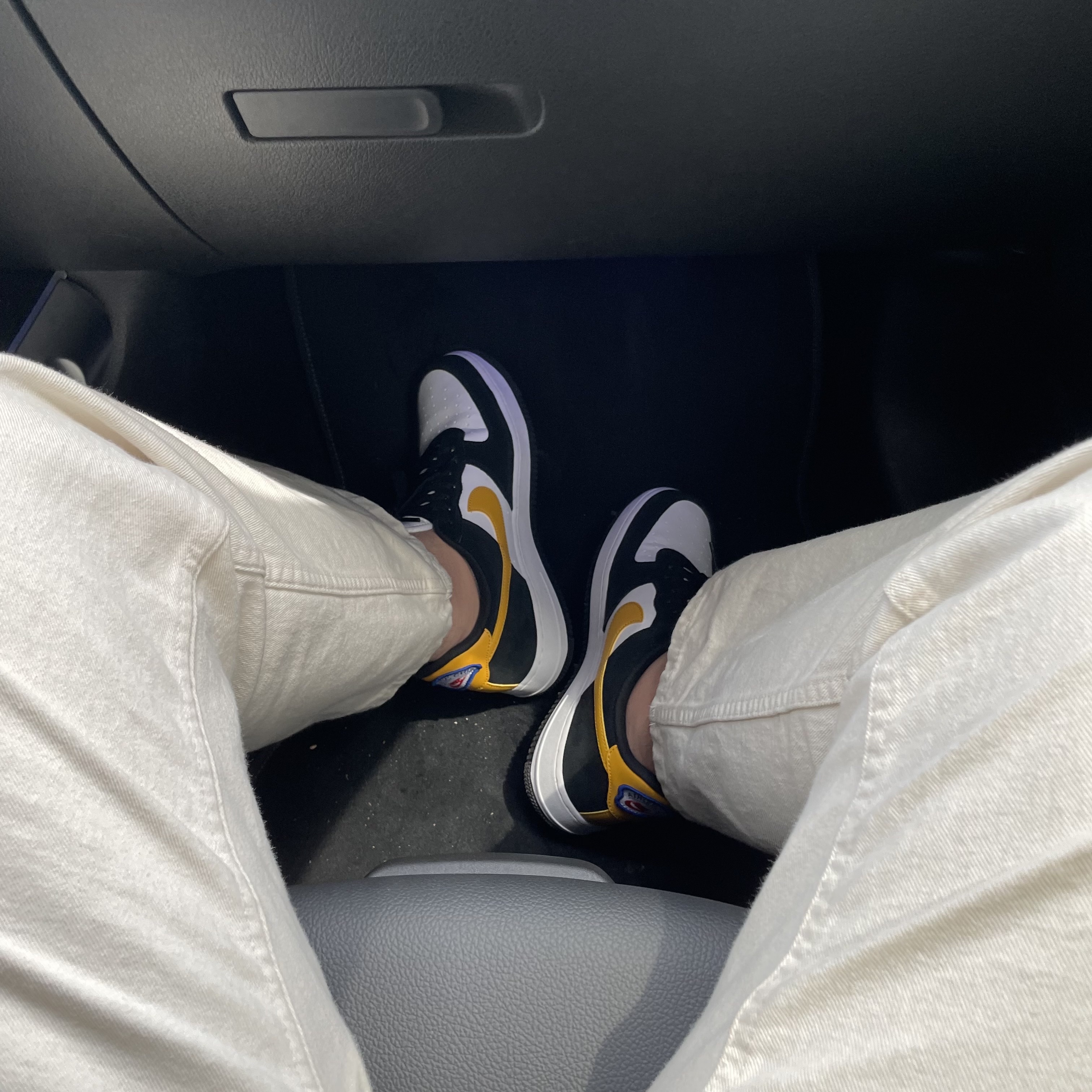 Nike Air Force 1 '07 LV8 Athletic Club Black Dark Sulfur 착용 스타일