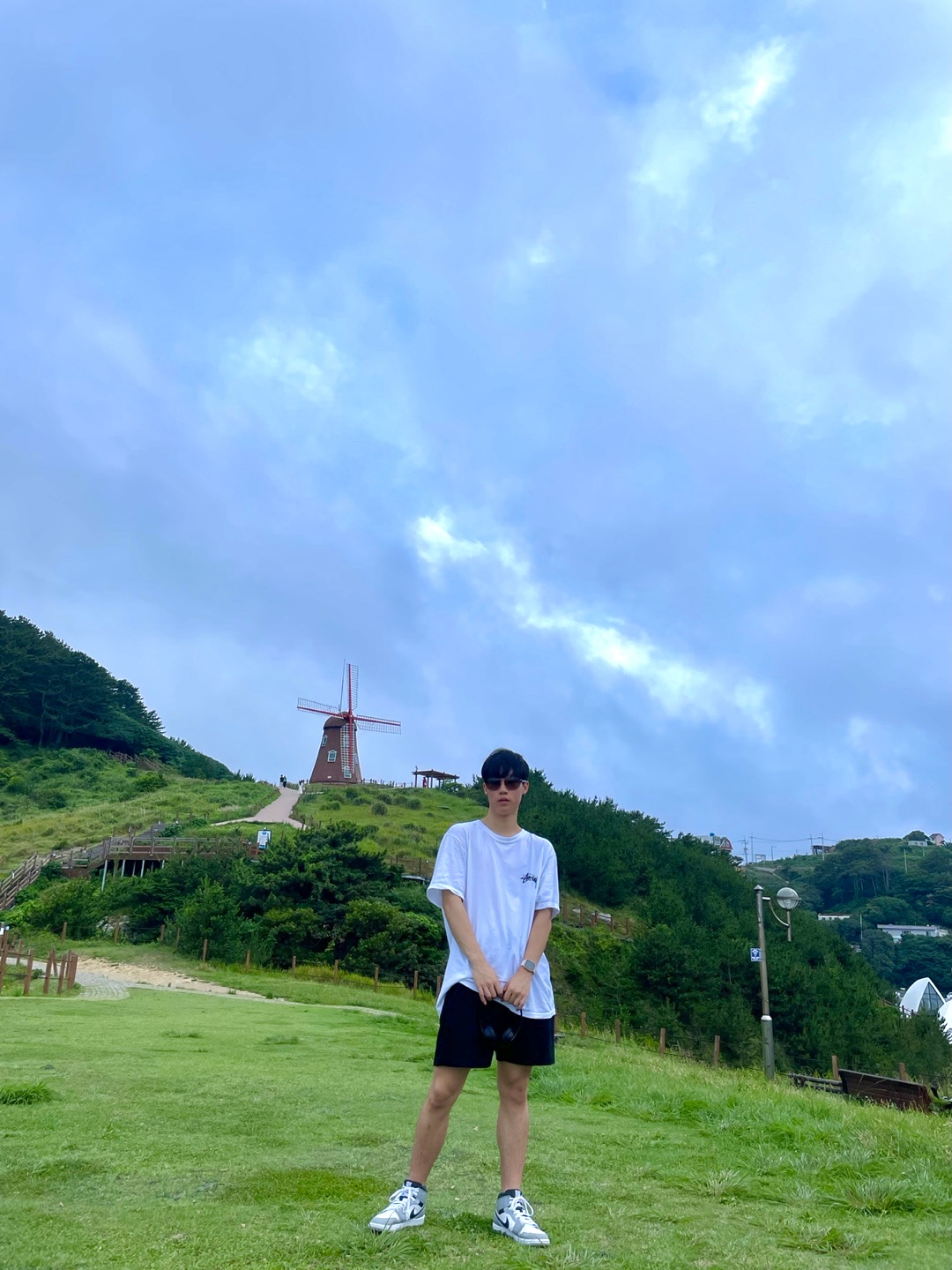 Stussy Fuzzy Dice T-Shirt White, Jordan 1 Mid Light Smoke Grey Anthracite 착용 스타일 - 1