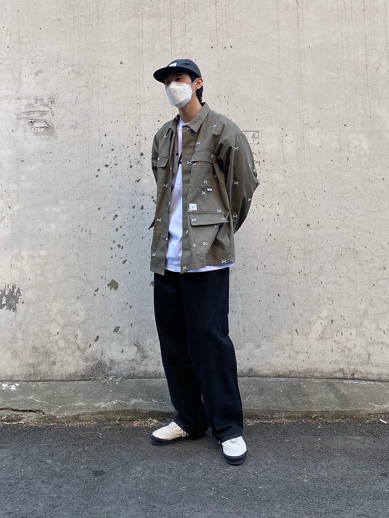 Vans Vault x WTAPS Old Skool LX White Black 착용 스타일 - 2