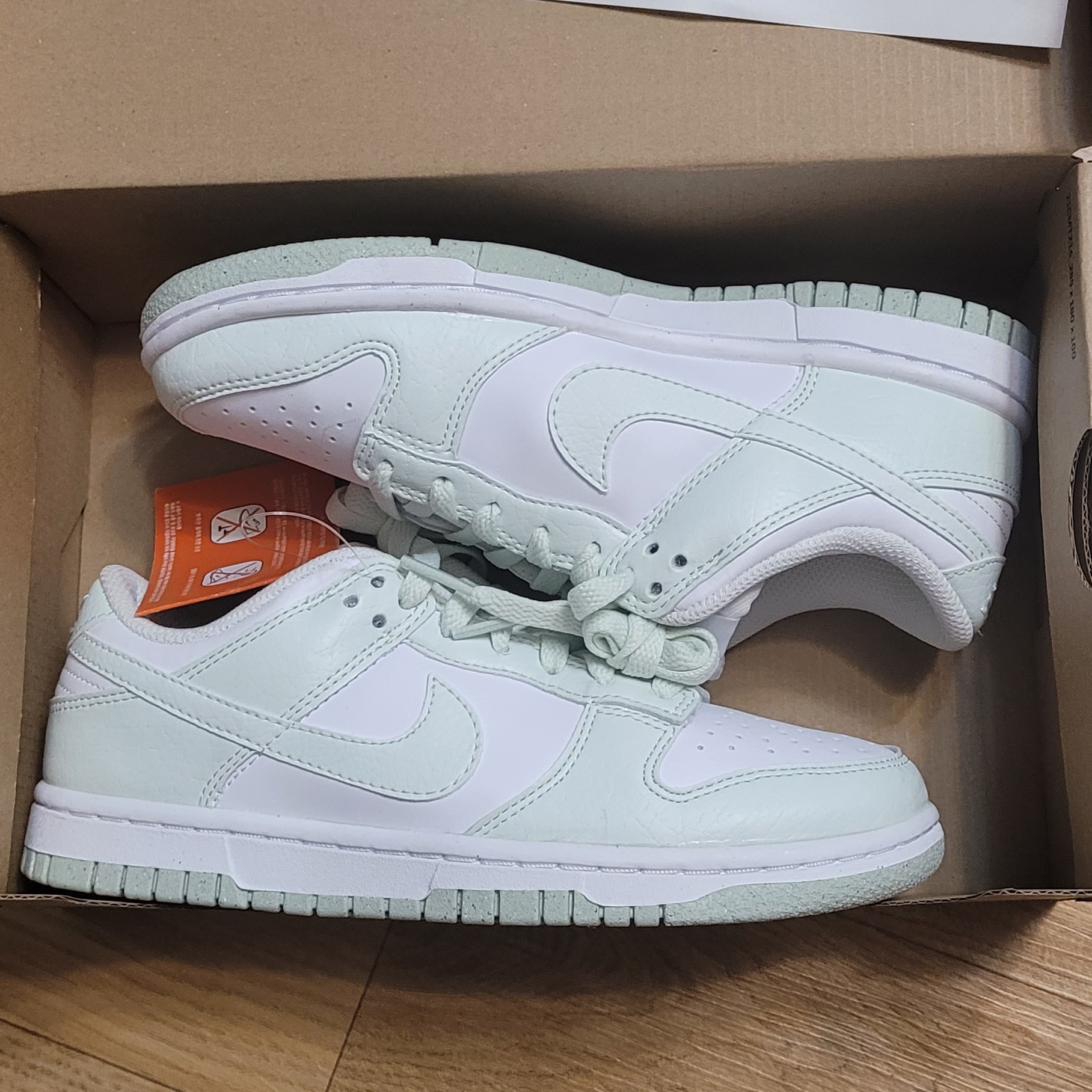 (W) Nike Dunk Low Next Nature Barely Green and White 착용 스타일 - 2