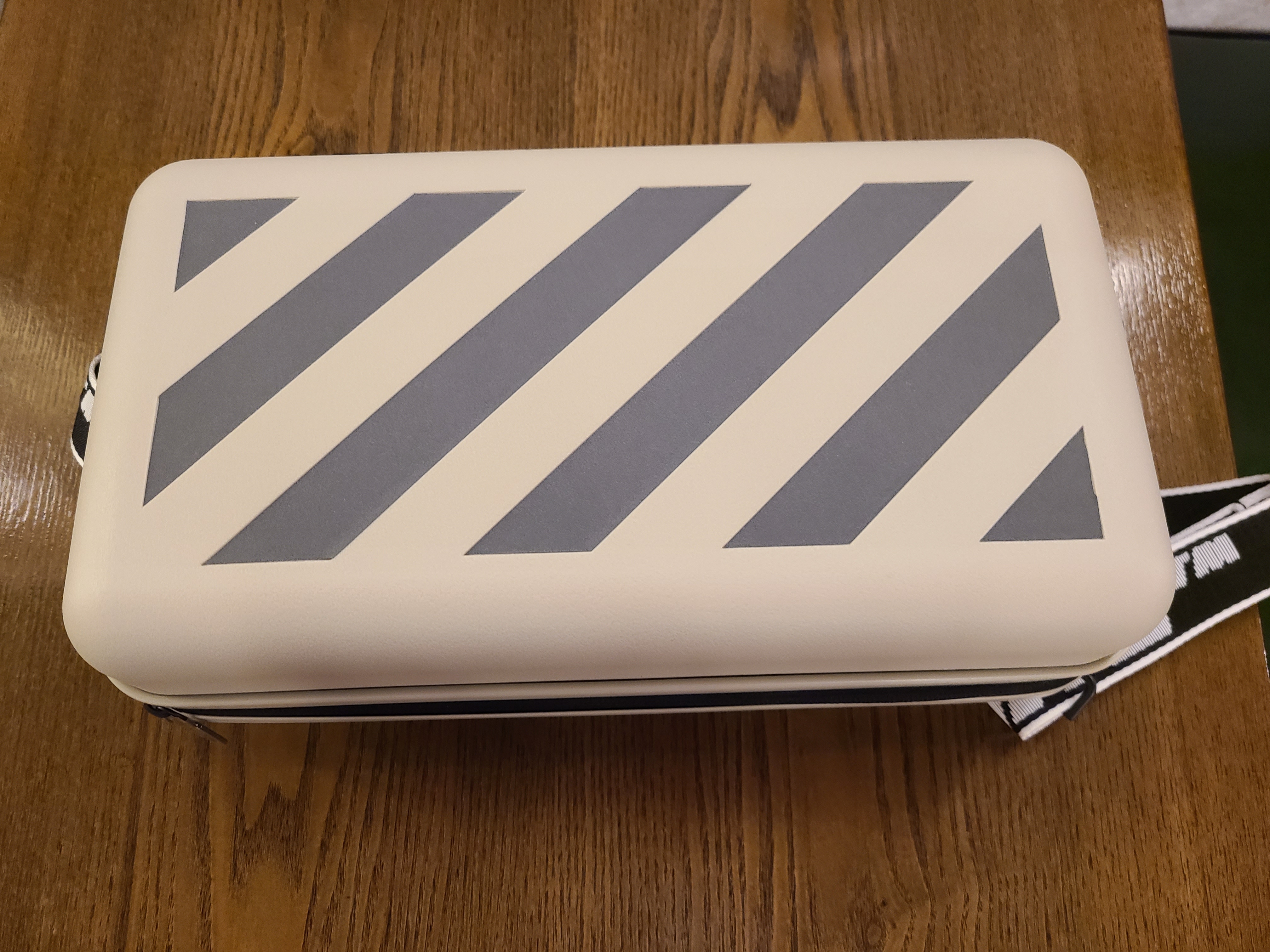 Off-White x Amore Pacific Protection Box (Without Cosmetics) 착용 스타일