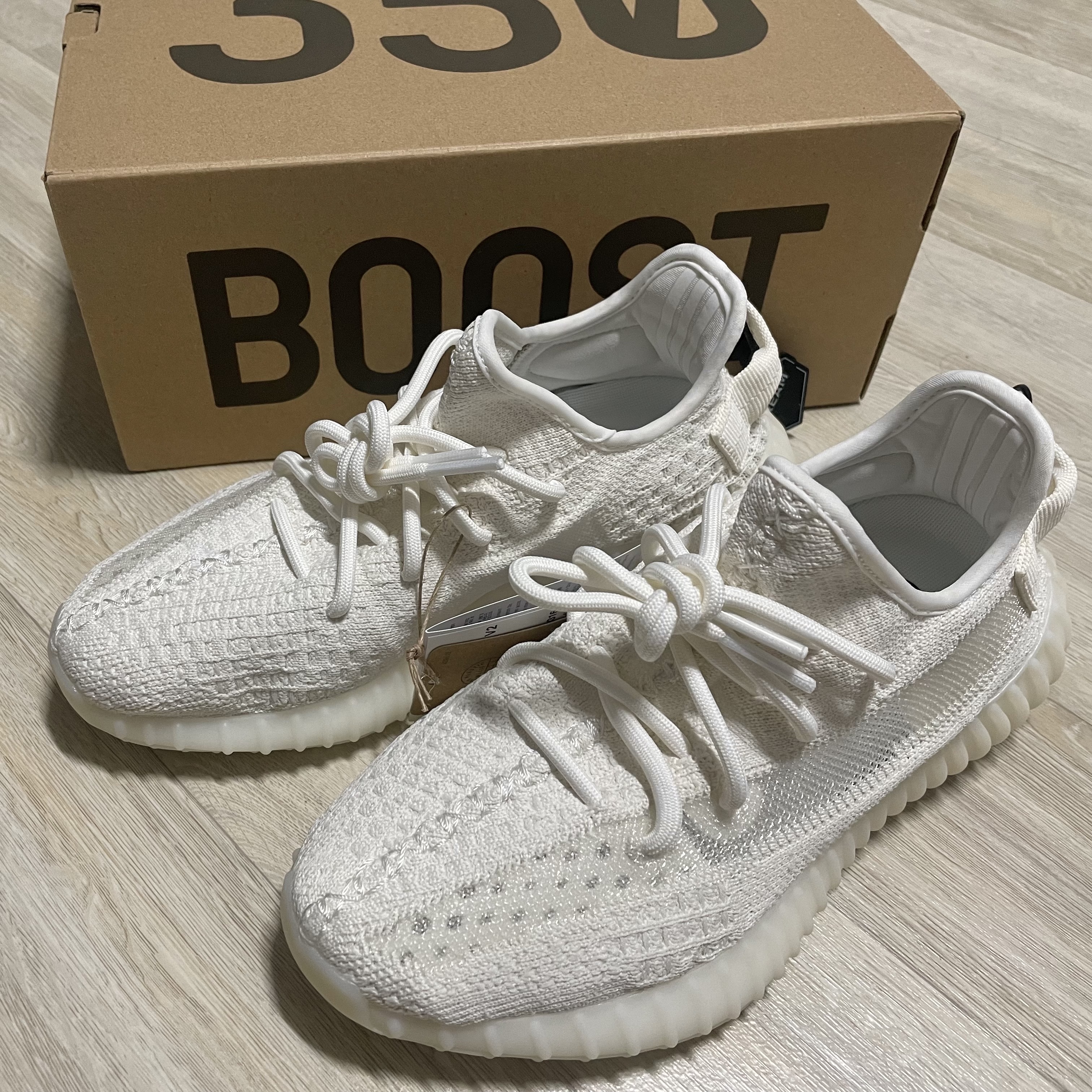 Adidas Yeezy Boost 350 V2 Bone 착용 스타일