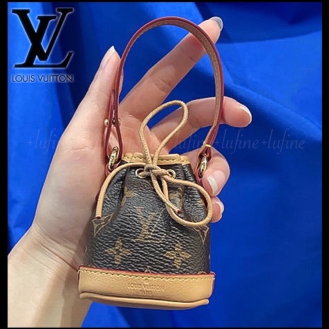 Louis Vuitton Micro Noe Bag Charm Monogram 착용 스타일 - 1
