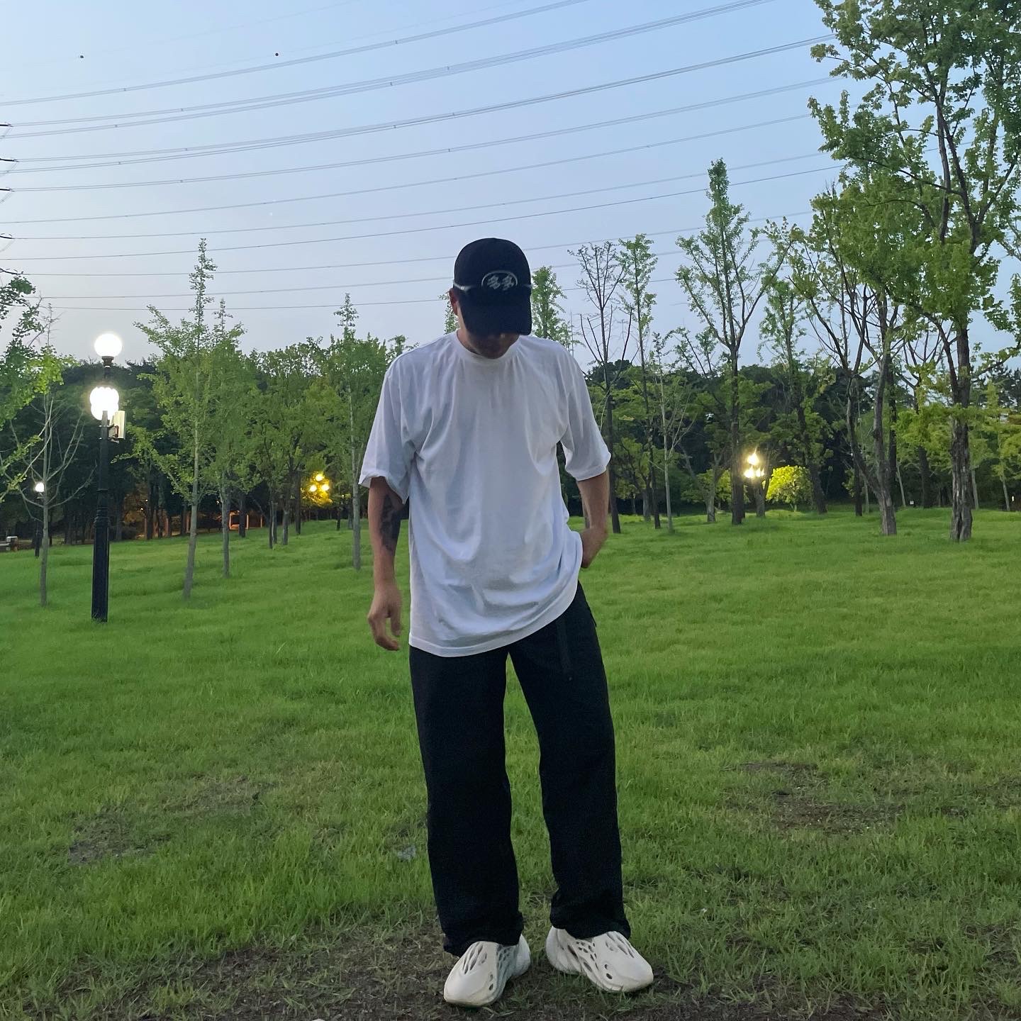 Dada Student Cap Black, Adidas Yeezy Foam RNNR Sand 착용 스타일 - 1