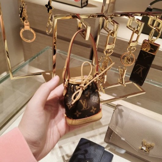 Louis Vuitton Micro Noe Bag Charm Monogram 착용 스타일 - 3