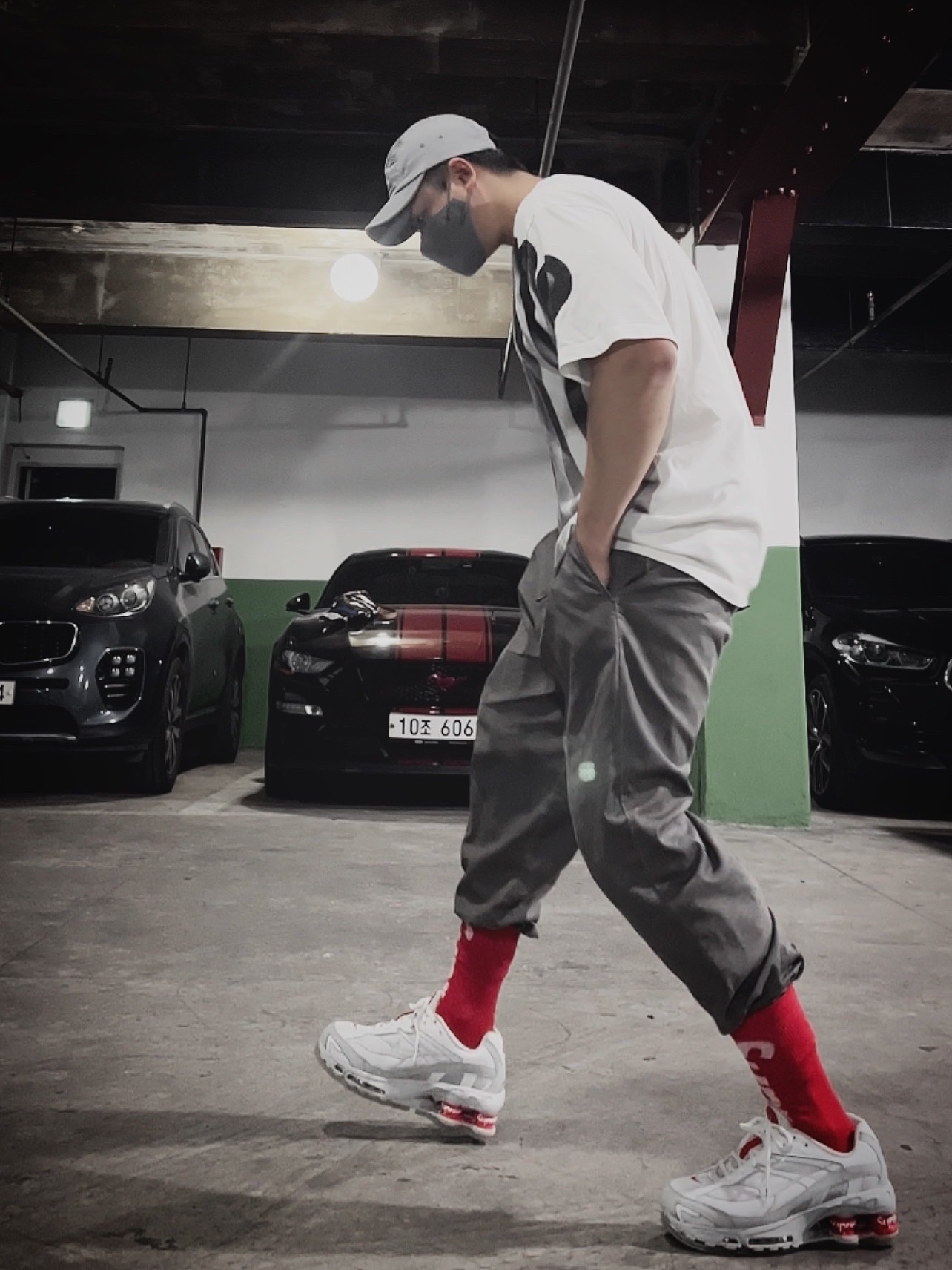 Supreme Washed Chino Twill Camp Cap Grey - 22SS, Supreme Bleed Logo S/S Top White - 20FW 착용 스타일 - 2