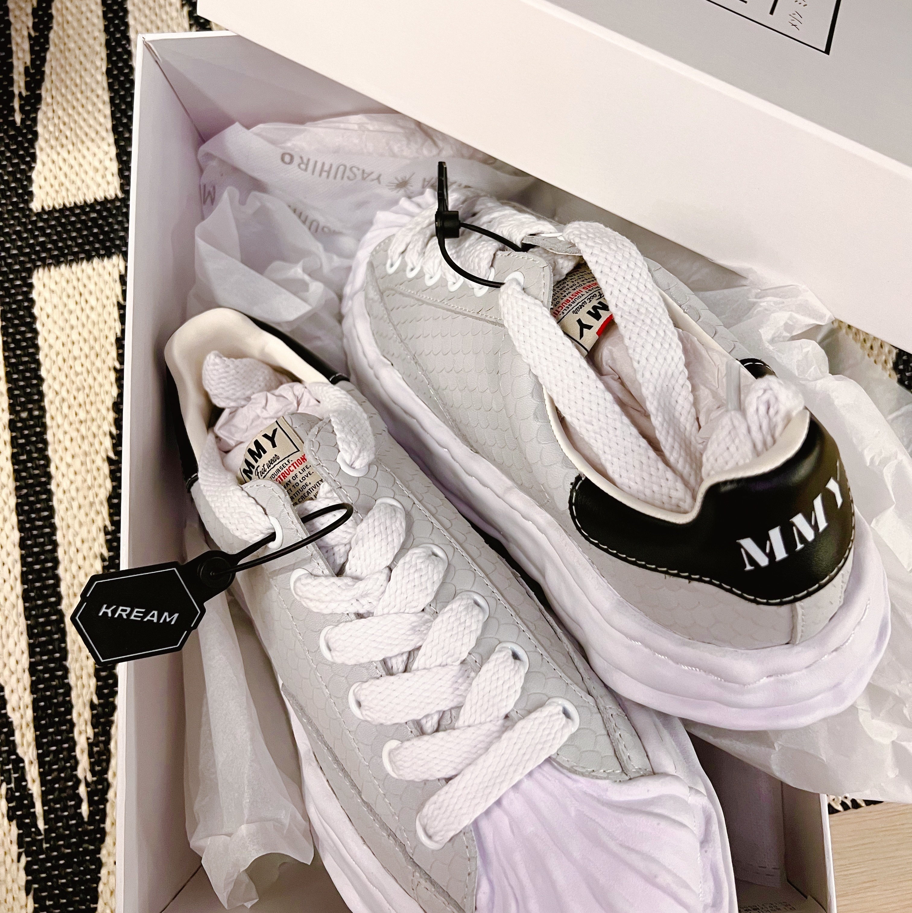 Maison Mihara Yasuhiro Blakey OG STC Sole Cut Leather Low-top Sneakers White 착용 스타일