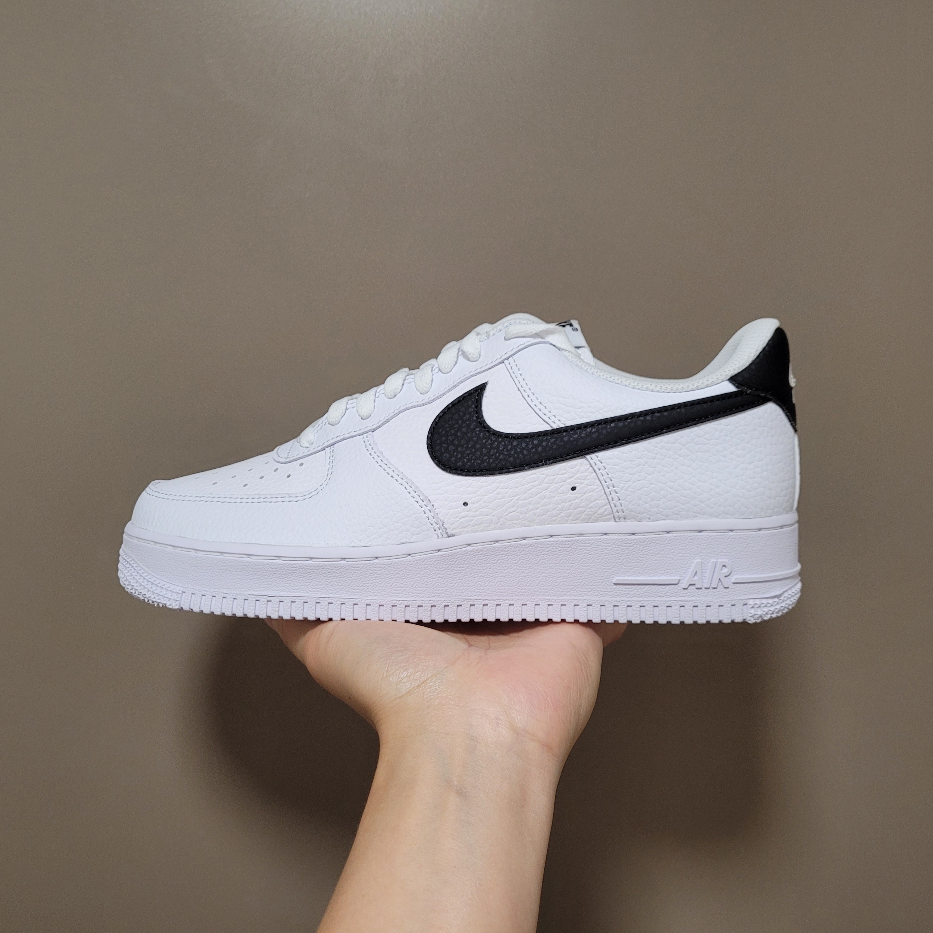 Nike Air Force 1 '07 White Black 착용 스타일 - 1