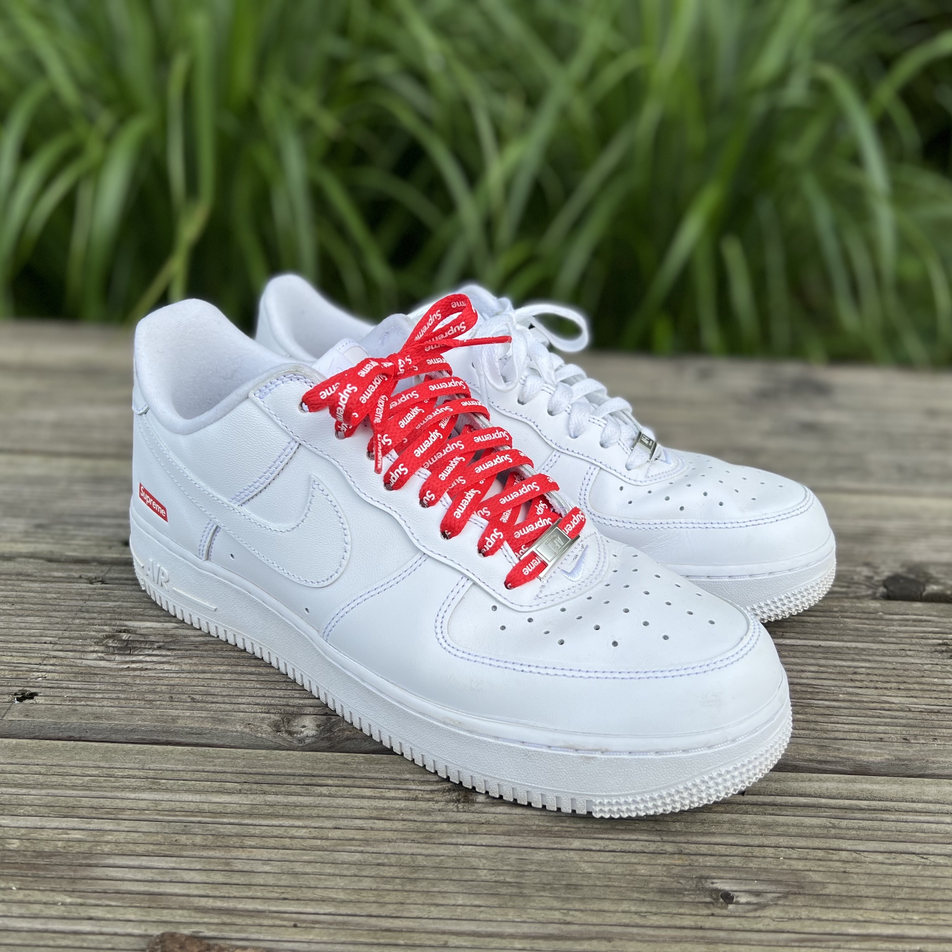 Nike x Supreme Air Force 1 Low White, Nike x Supreme Air Force 1 Low Black 착용 스타일 - 1