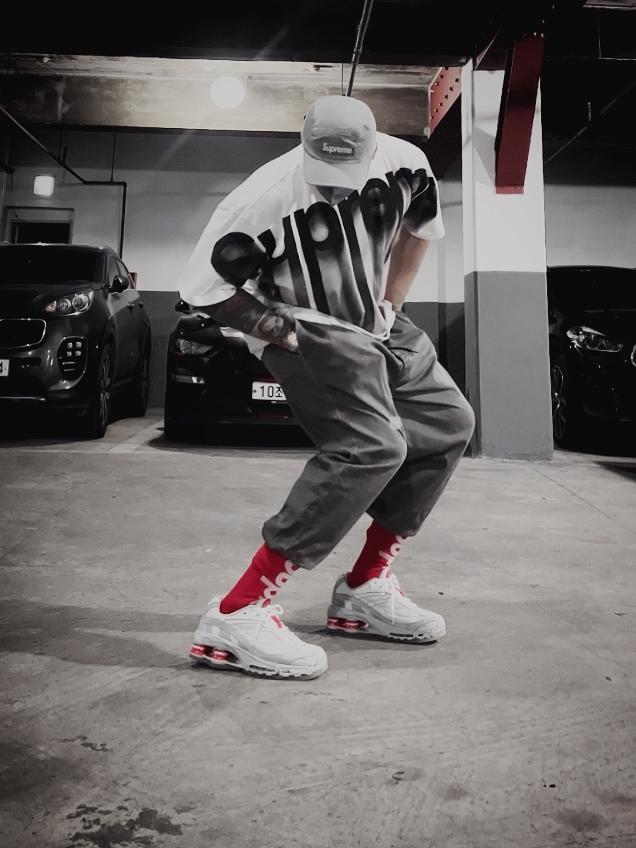 Supreme Washed Chino Twill Camp Cap Grey - 22SS, Supreme Bleed Logo S/S Top White - 20FW 착용 스타일 - 1