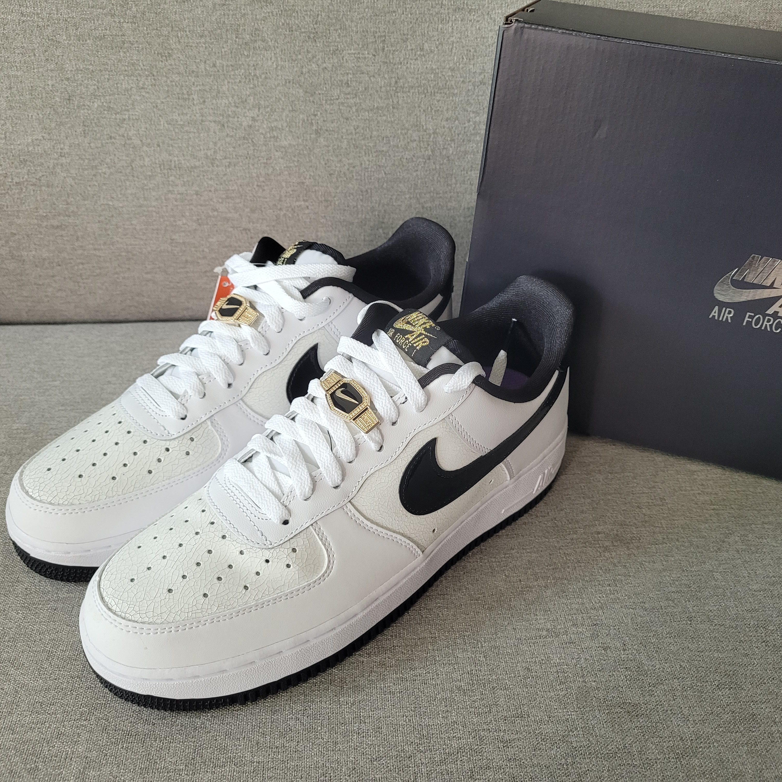 Nike Air Force 1 '07 LV8 EMB World Champions White Black 착용 스타일