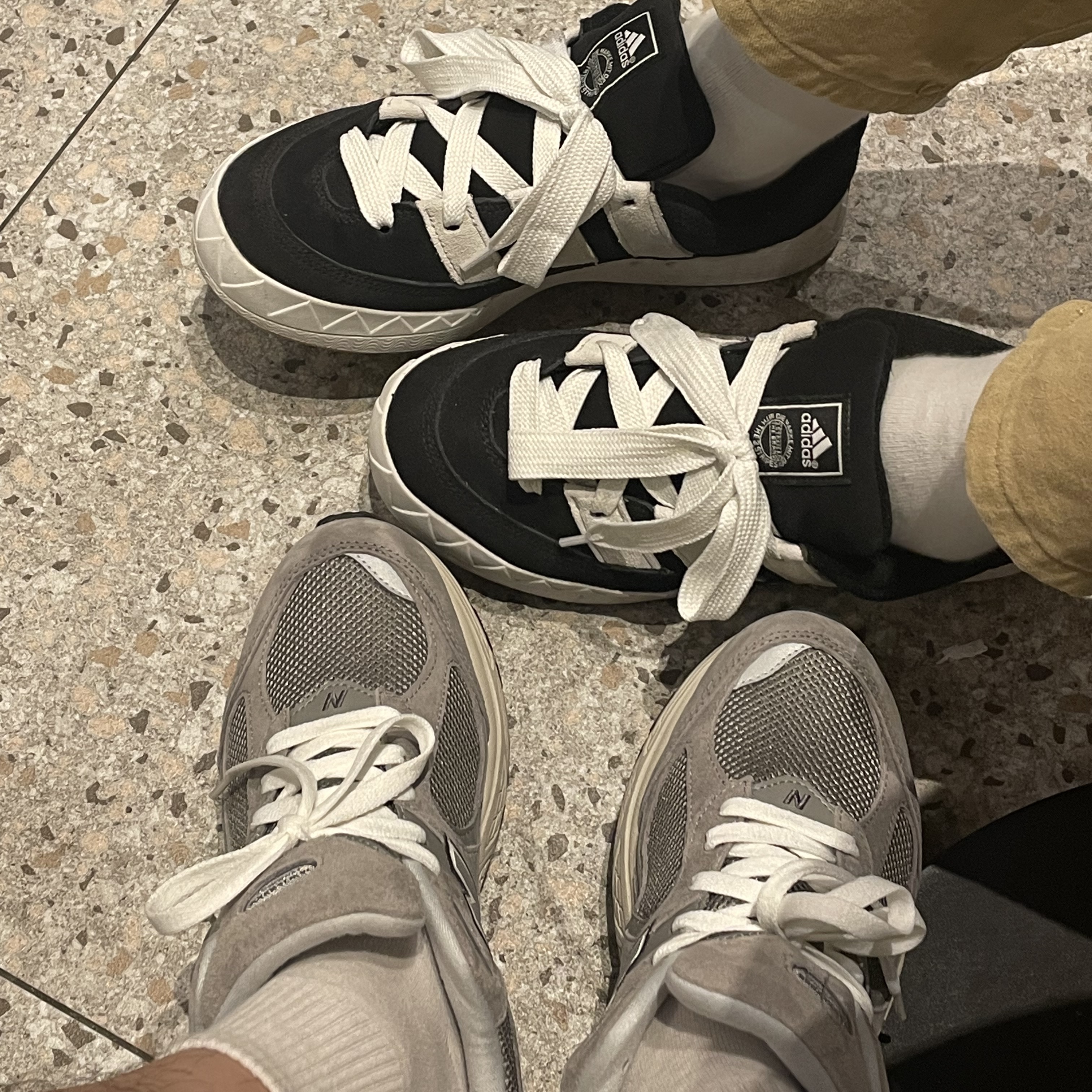 Adidas Adimatic Core Black, New Balance 2002R Grey 착용 스타일