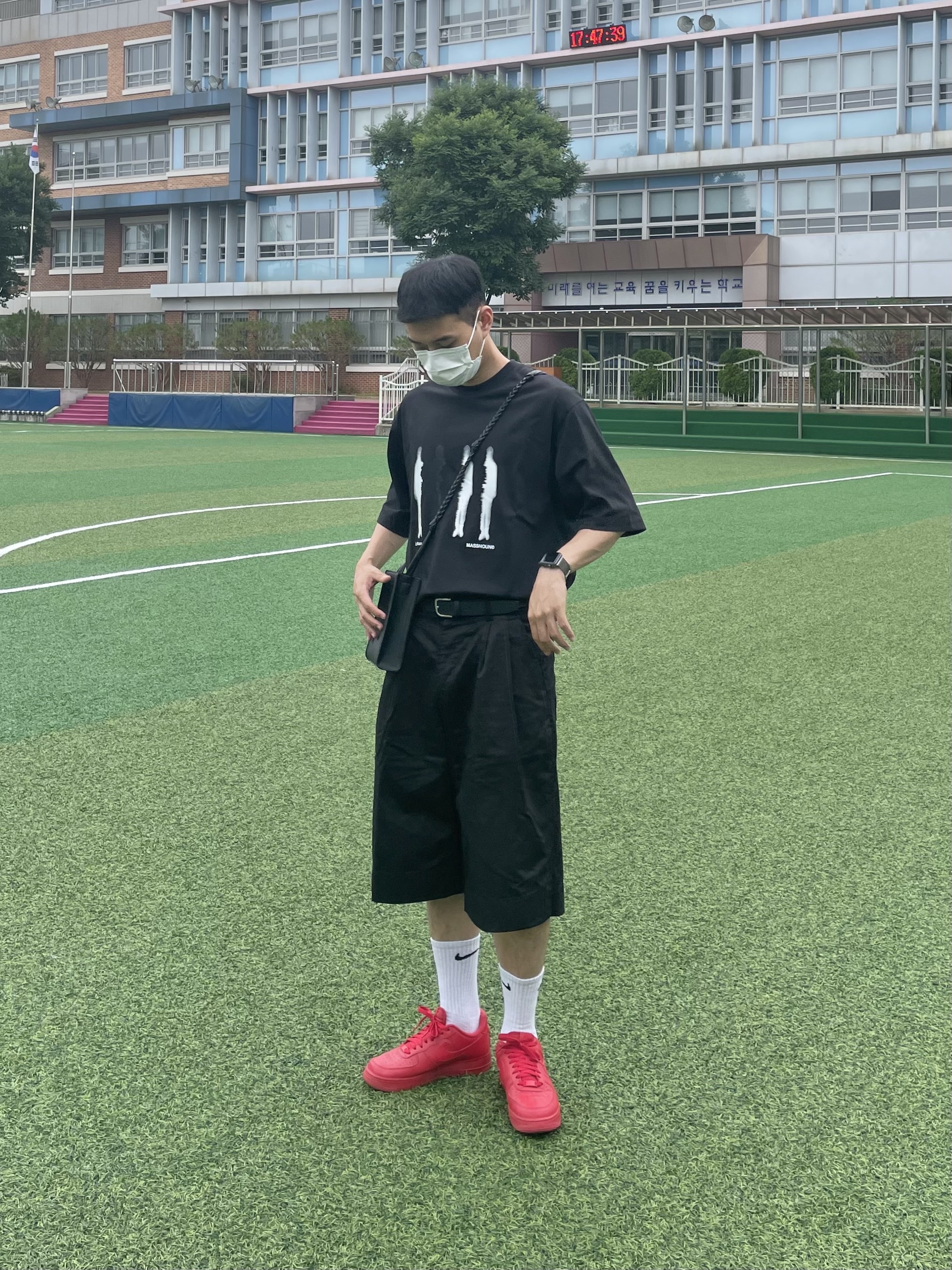 Nike Air Force 1 '07 LV8 Low 1 Triple Red 착용 스타일 - 1