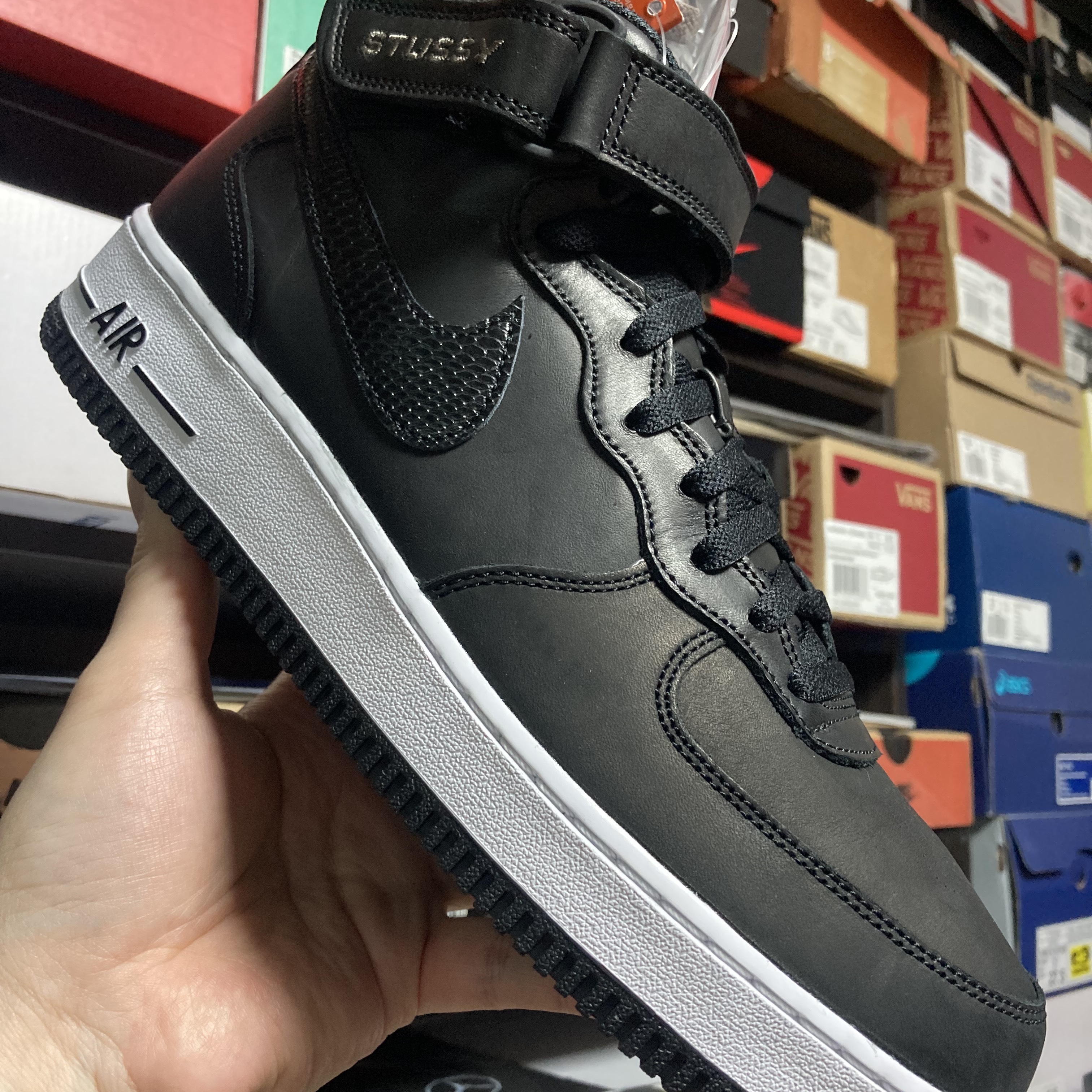 Nike x Stussy Air Force 1 '07 Mid SP Black 착용 스타일 - 1