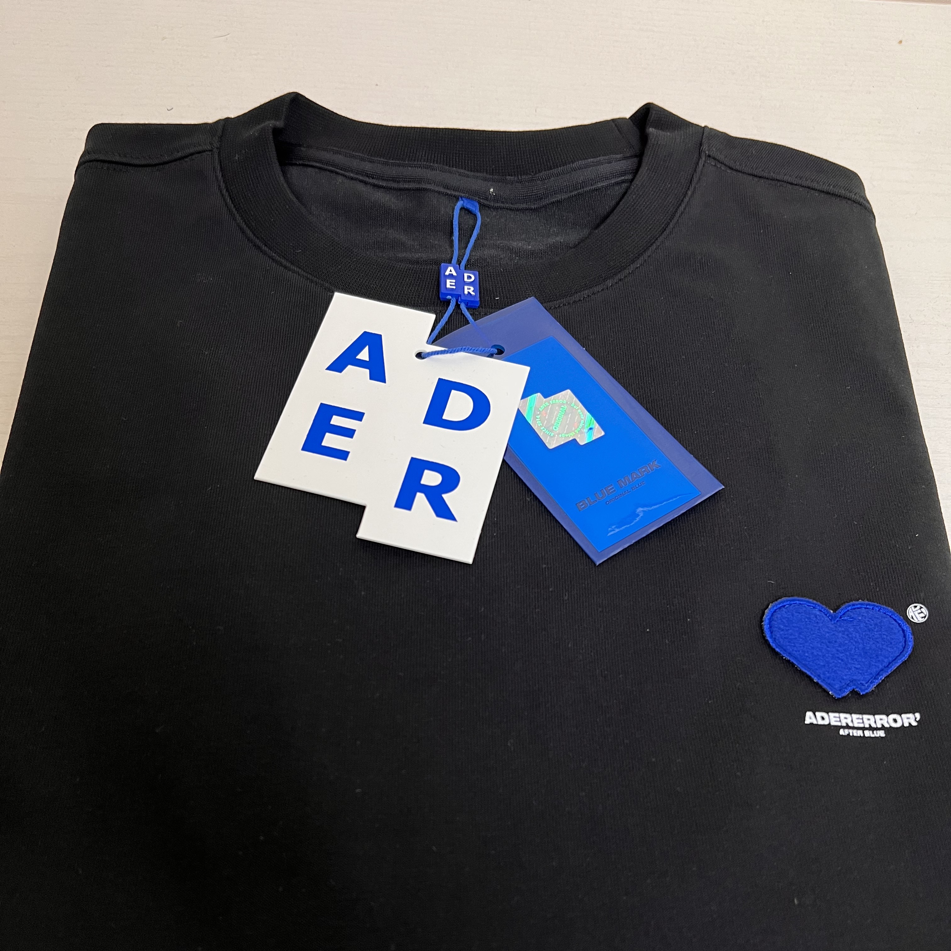 Ader Error Twin Heart Small Logo T-Shirt Noir 착용 스타일