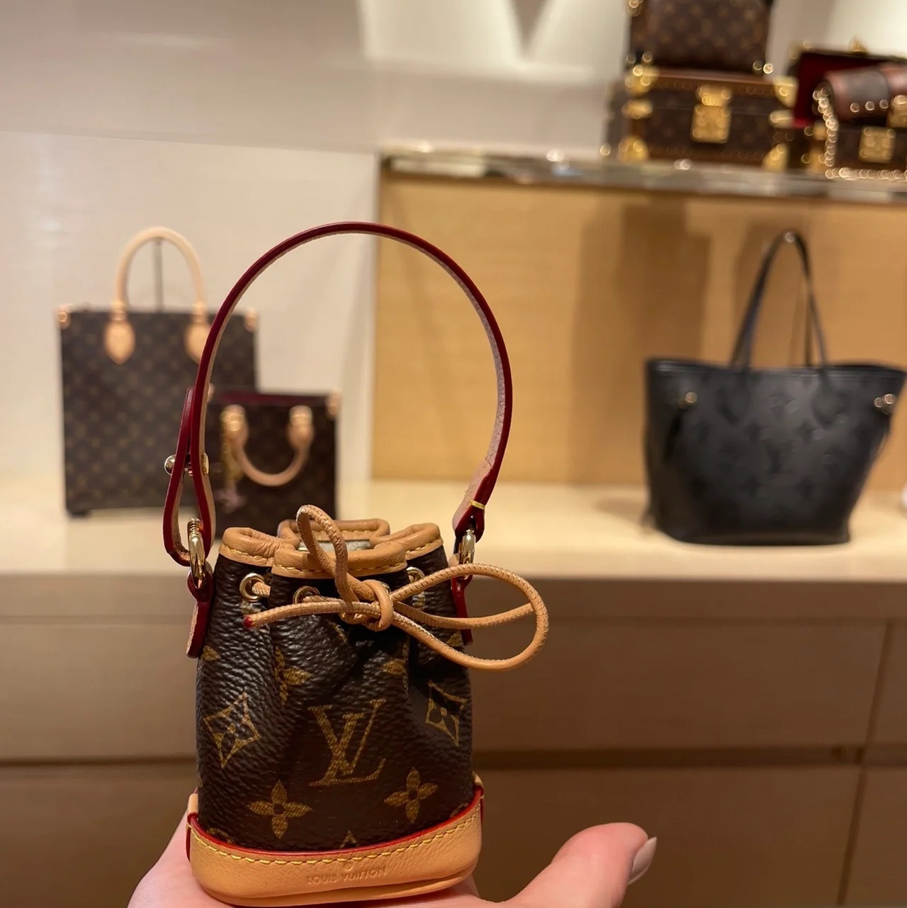 Louis Vuitton Micro Noe Bag Charm Monogram 착용 스타일 - 1