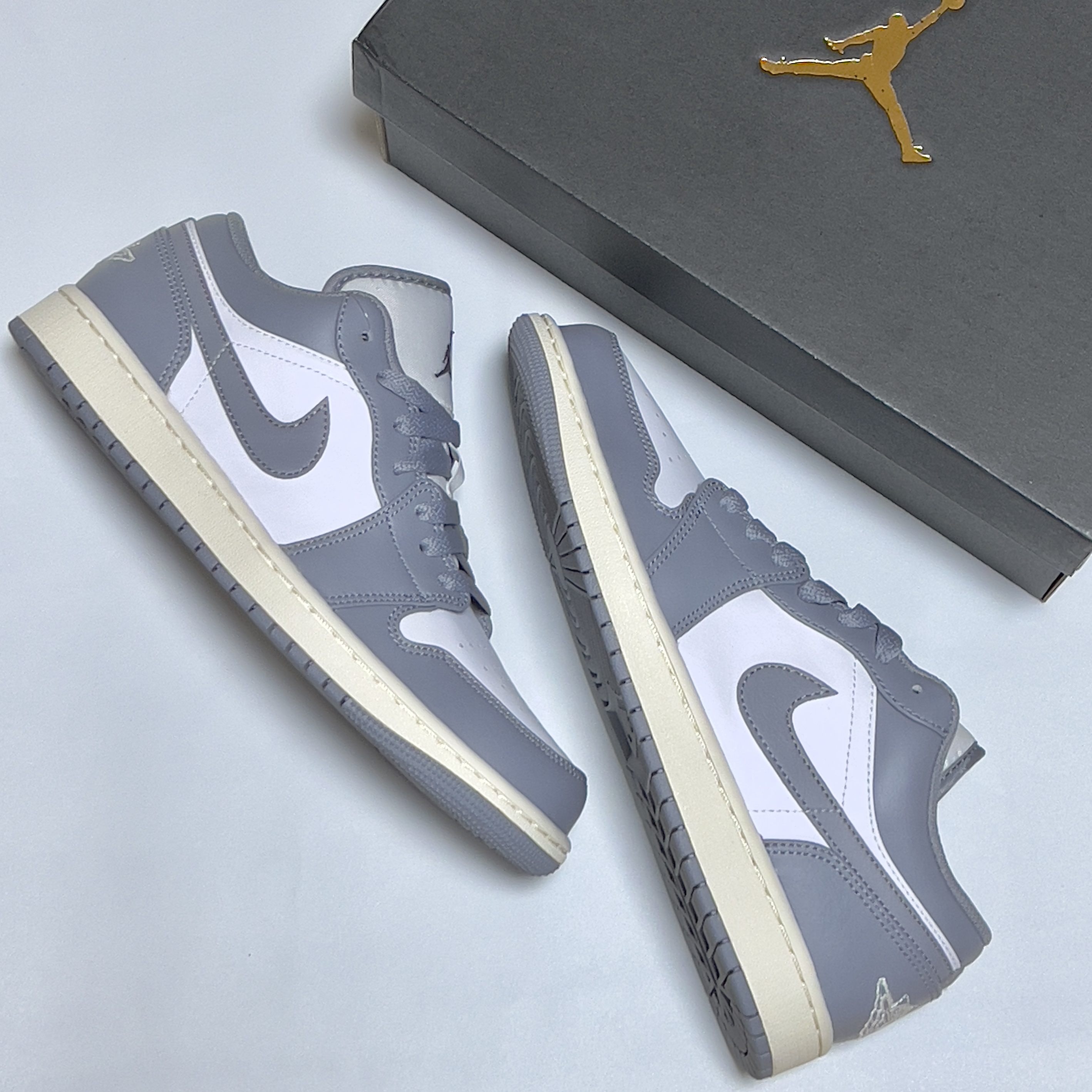 Jordan 1 Low Stealth and White 착용 스타일