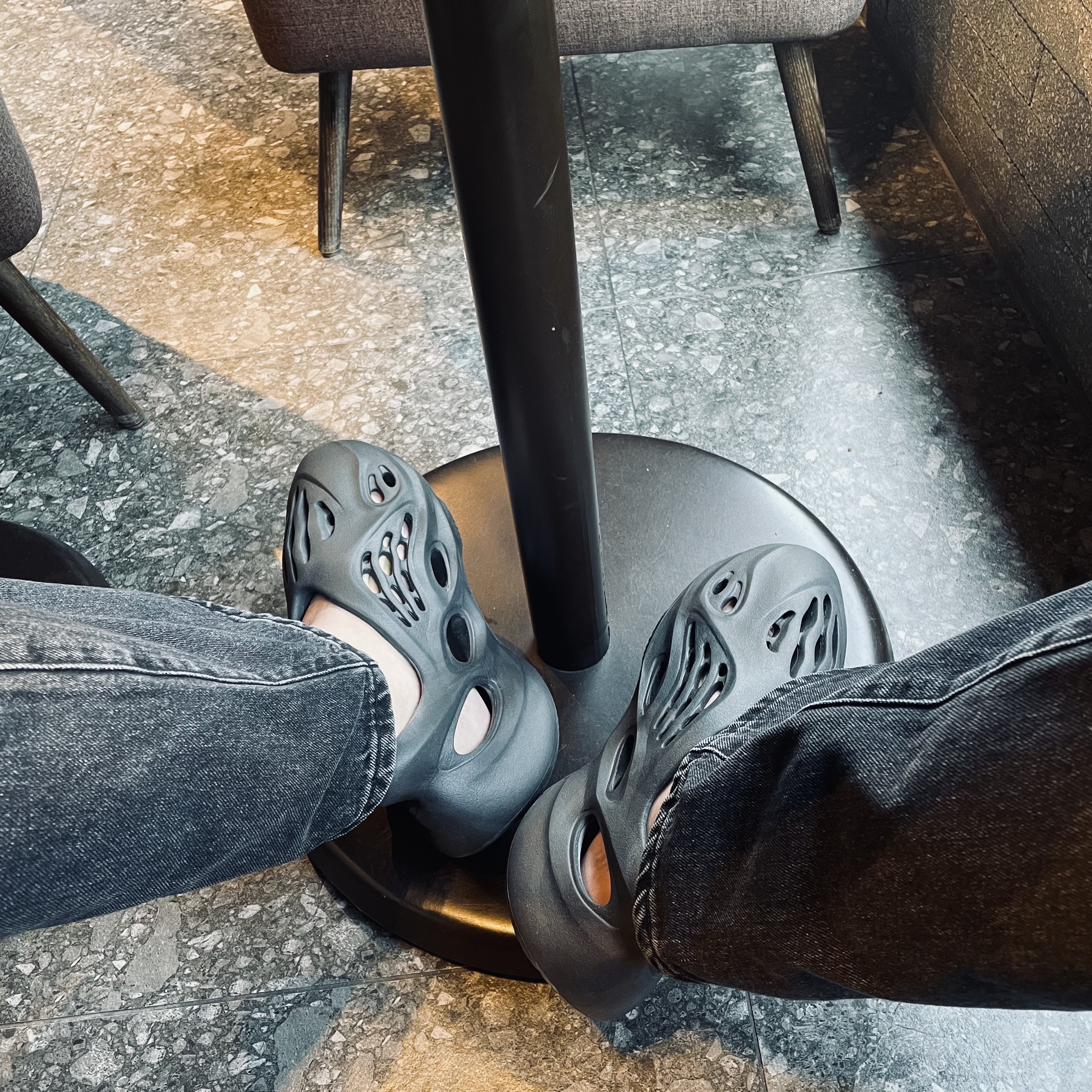 Adidas Yeezy Foam RNNR Onyx 착용 스타일