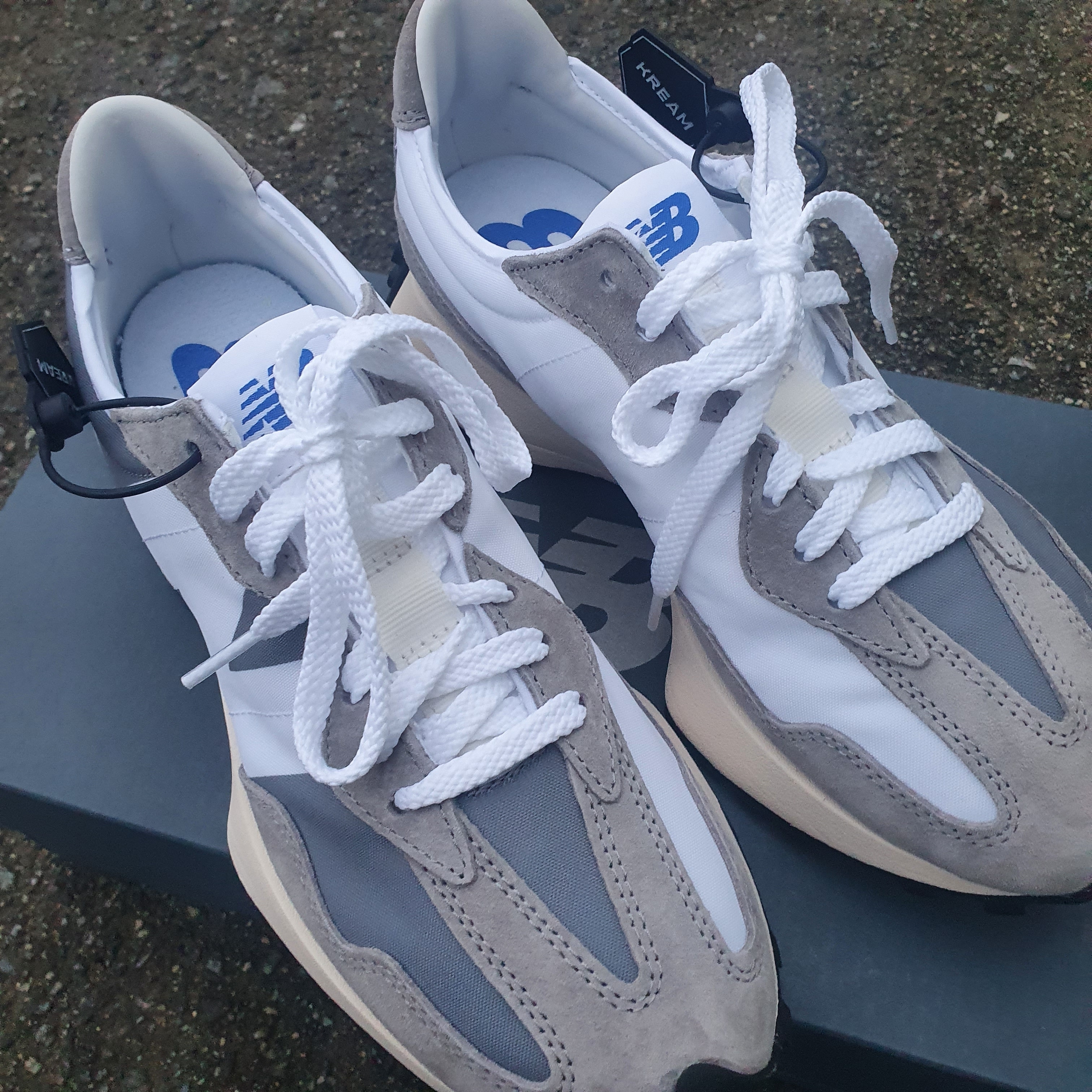 New Balance 327 Grey 착용 스타일 - 2