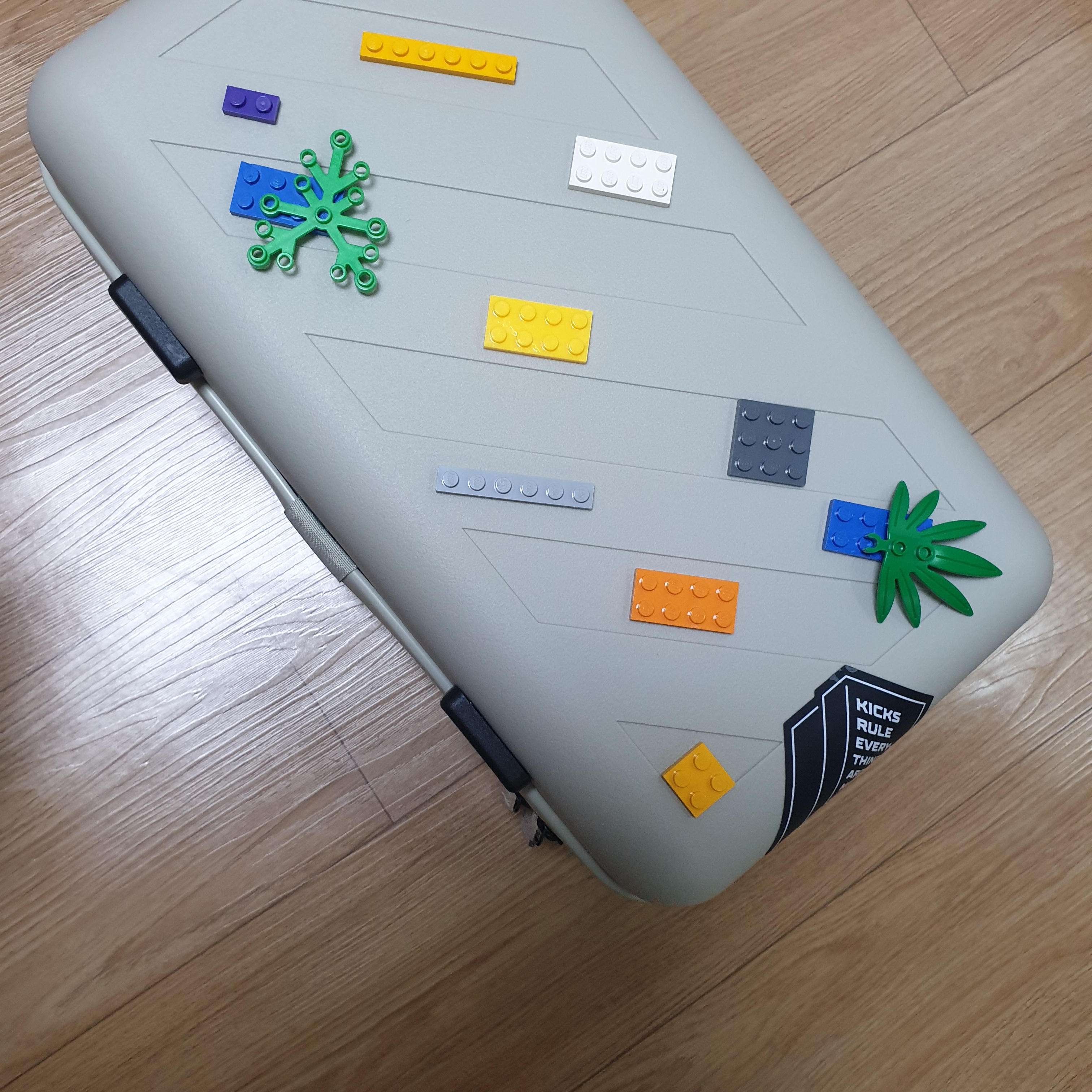 Off-White x Amore Pacific Protection Box (Without Cosmetics) 착용 스타일