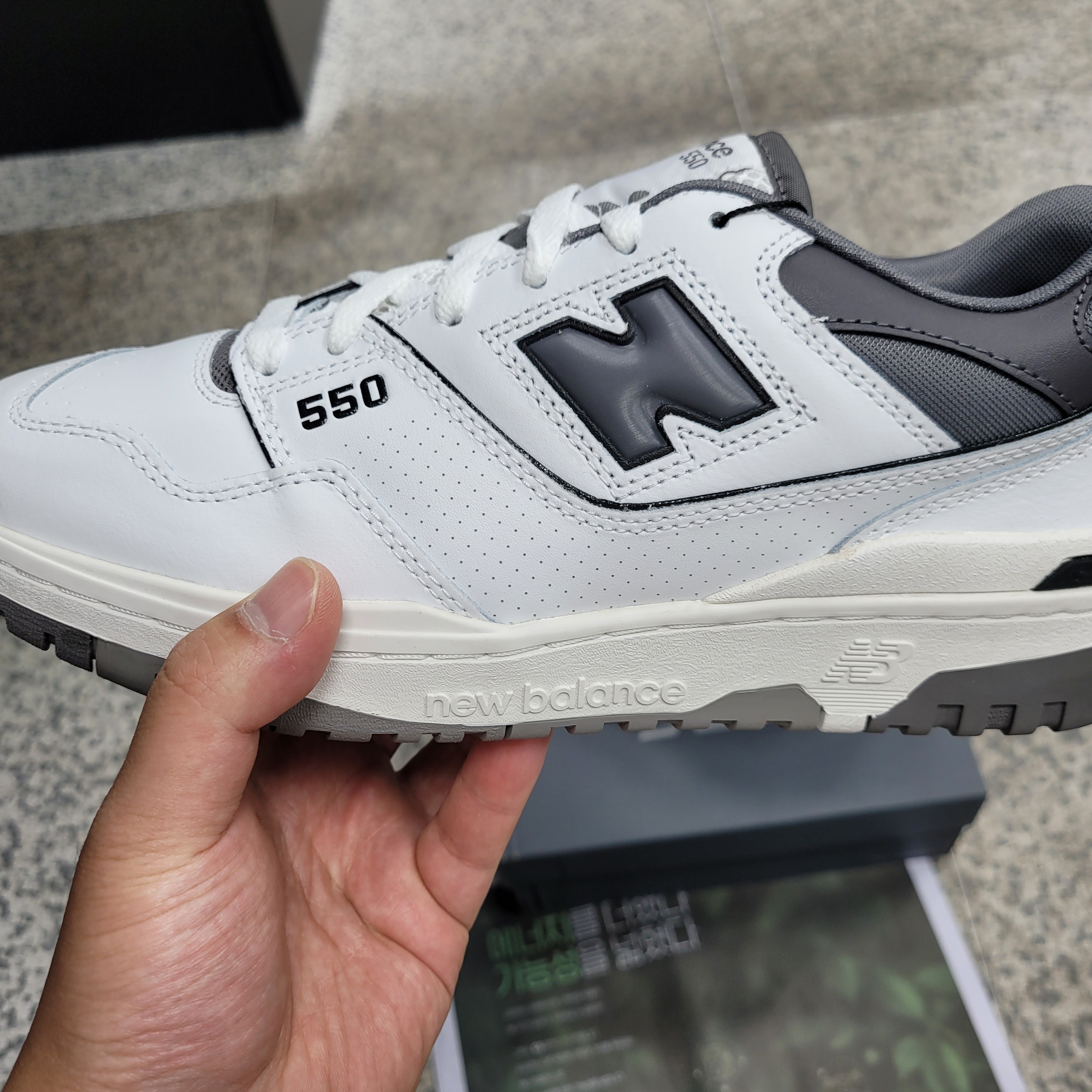 New Balance 550 White Grey Dark Grey - 2E Wide 착용 스타일 - 1