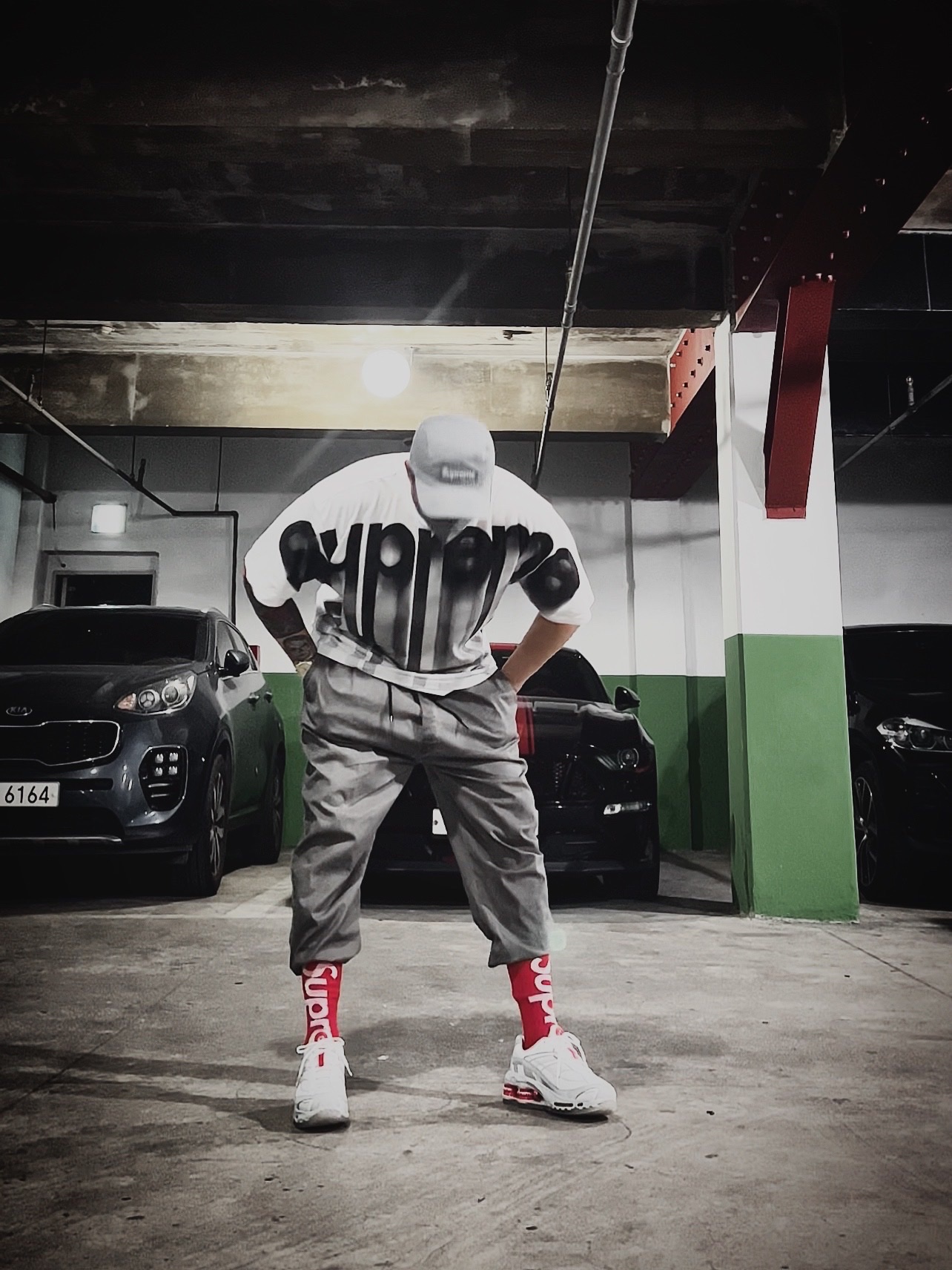 Supreme Washed Chino Twill Camp Cap Grey - 22SS, Supreme Bleed Logo S/S Top White - 20FW 착용 스타일 - 3
