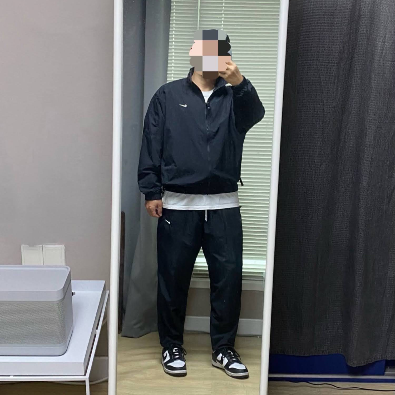 Nike NRG Solo Swoosh Woven Track Jacket Black - Asia, Nike NRG Solo Swoosh Woven Track Pants Black White - Asia 착용 스타일 - 1