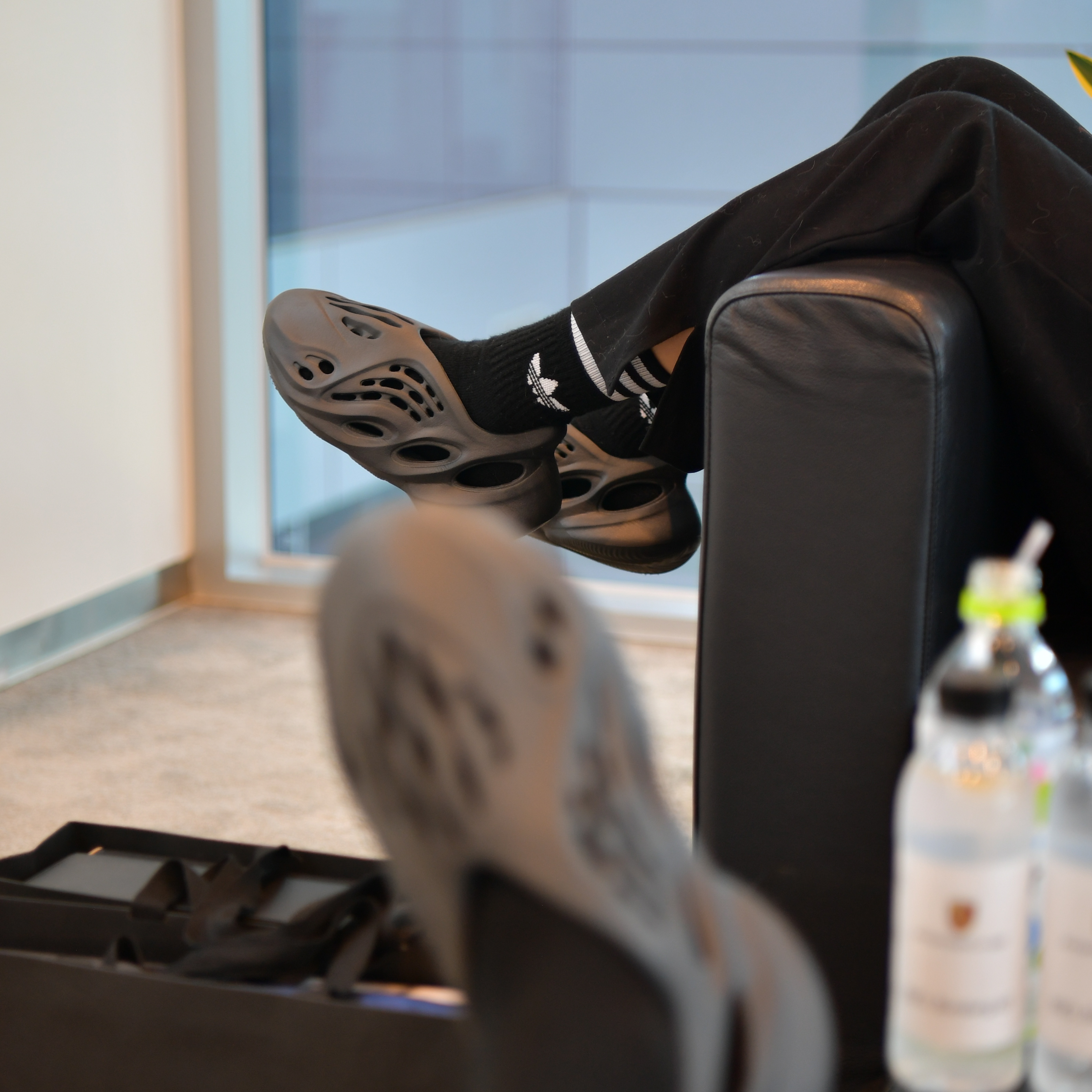 Adidas Yeezy Foam RNNR Onyx 착용 스타일 - 4
