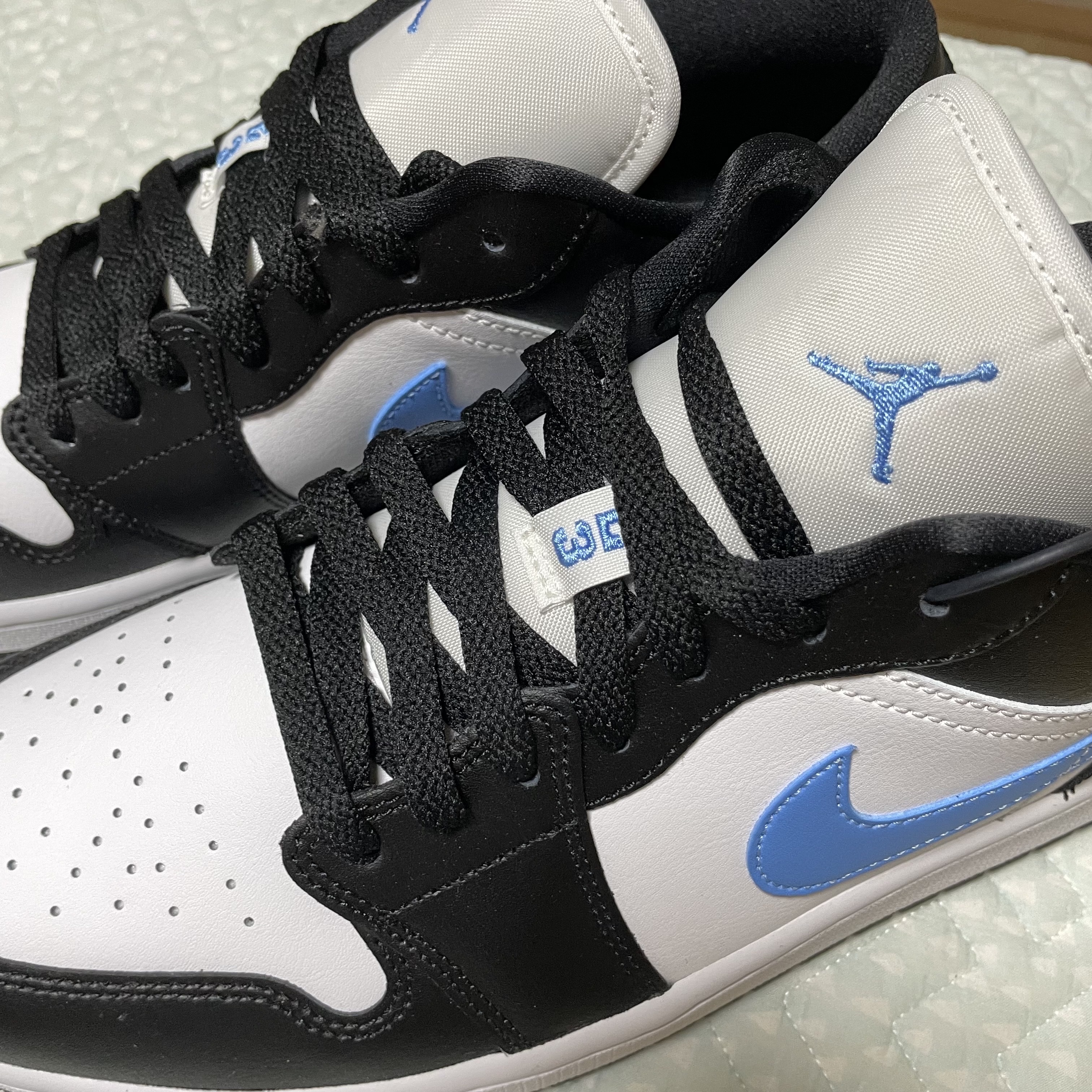 (W) Jordan 1 Low Black University Blue 착용 스타일 - 2