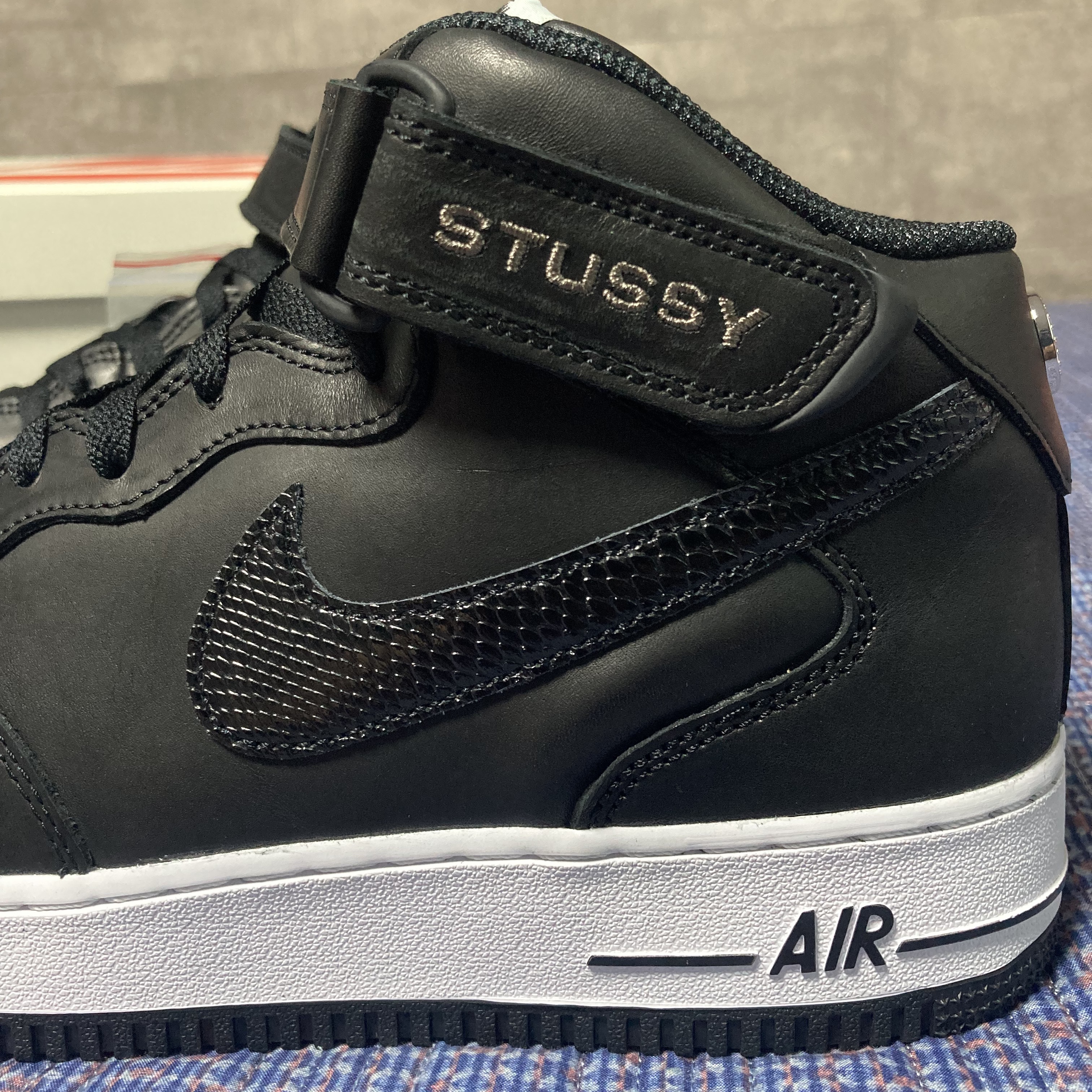 Nike x Stussy Air Force 1 '07 Mid SP Black 착용 스타일 - 3
