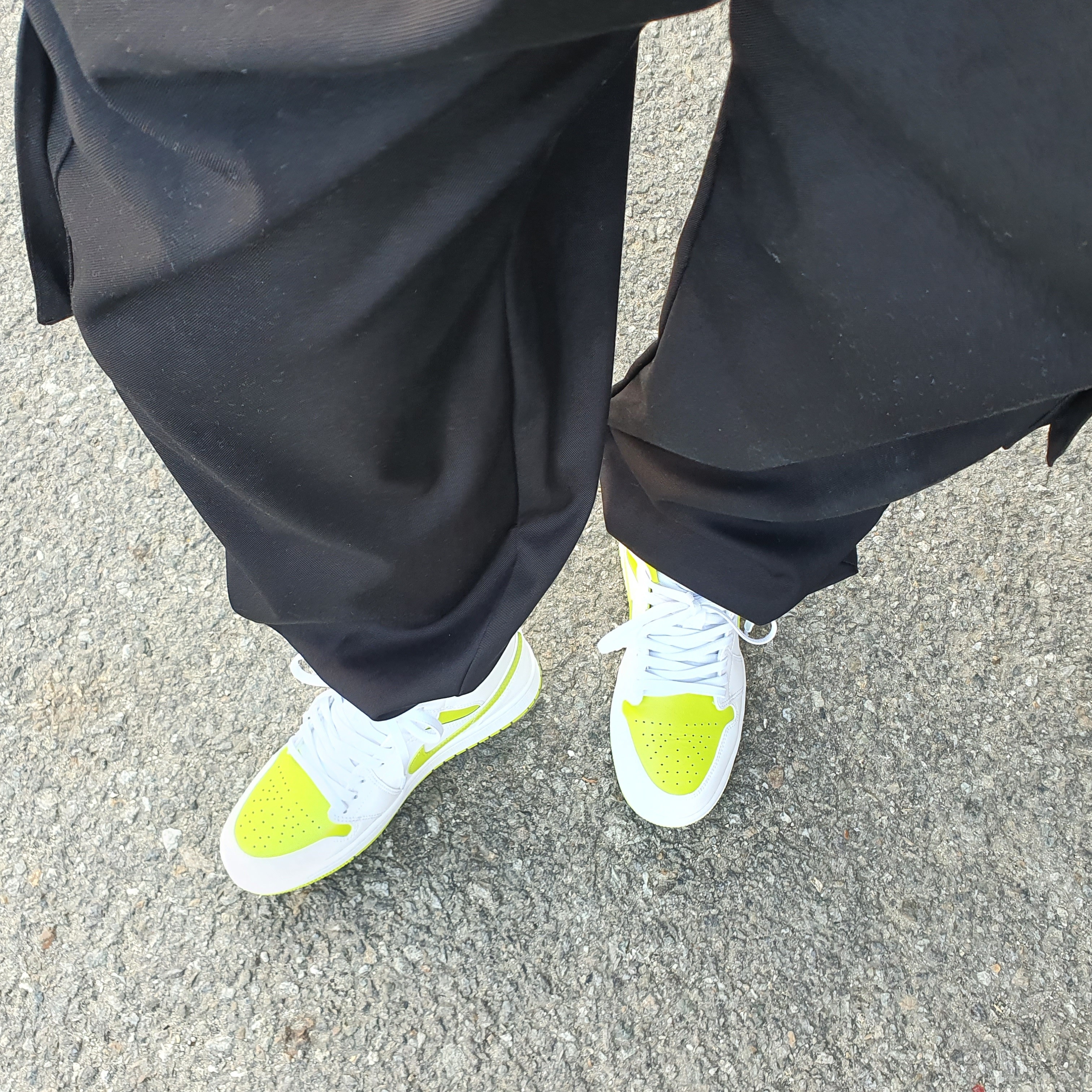 (W) Jordan 1 Mid White Atomic Green 착용 스타일 - 4