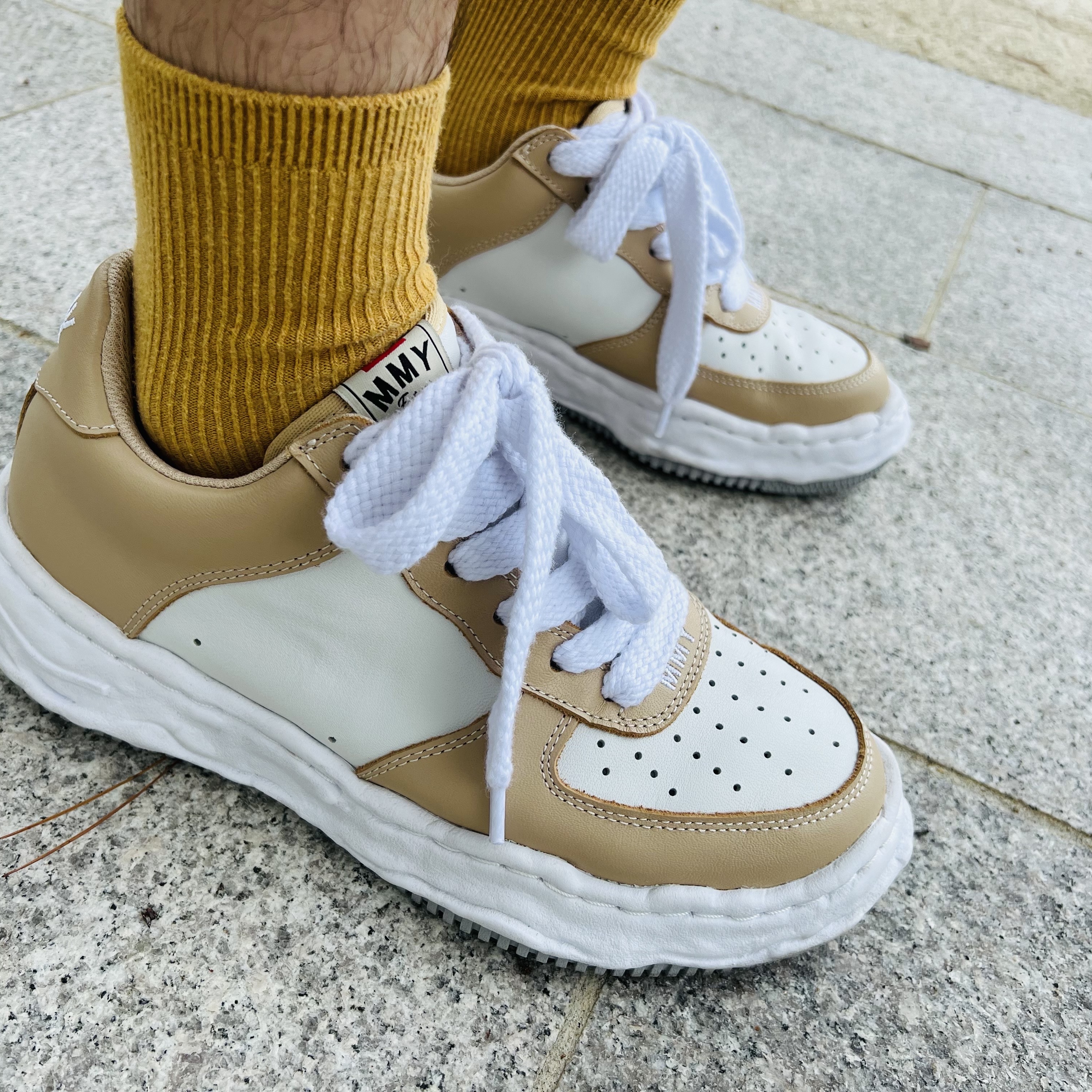 Maison Mihara Yasuhiro Wayne OG Sole Leather Low-top Sneakers Beige White 착용 스타일 - 3