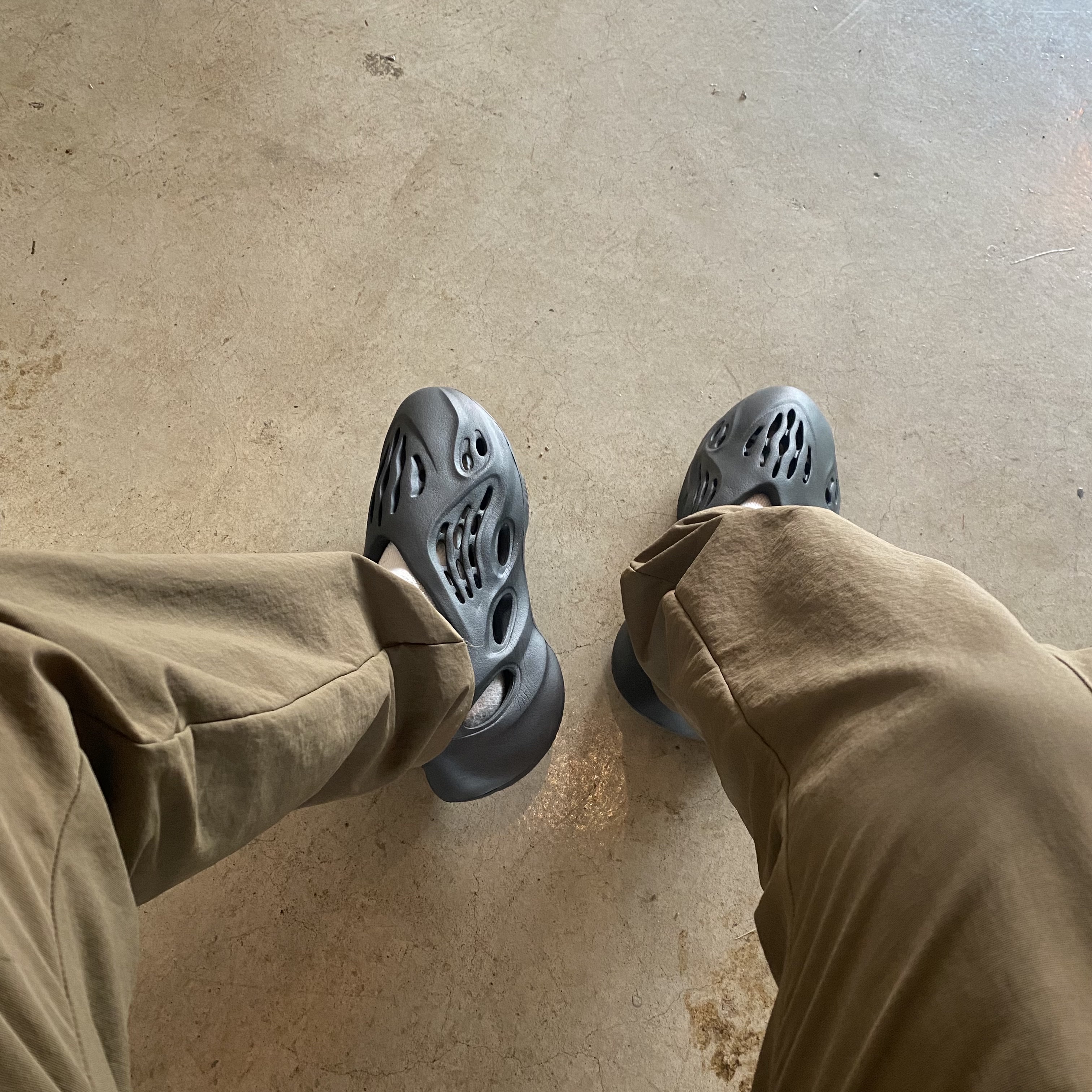 Adidas Yeezy Foam RNNR Onyx 착용 스타일 - 1