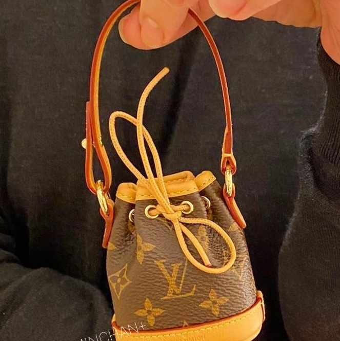 Louis Vuitton Micro Noe Bag Charm Monogram 착용 스타일 - 3
