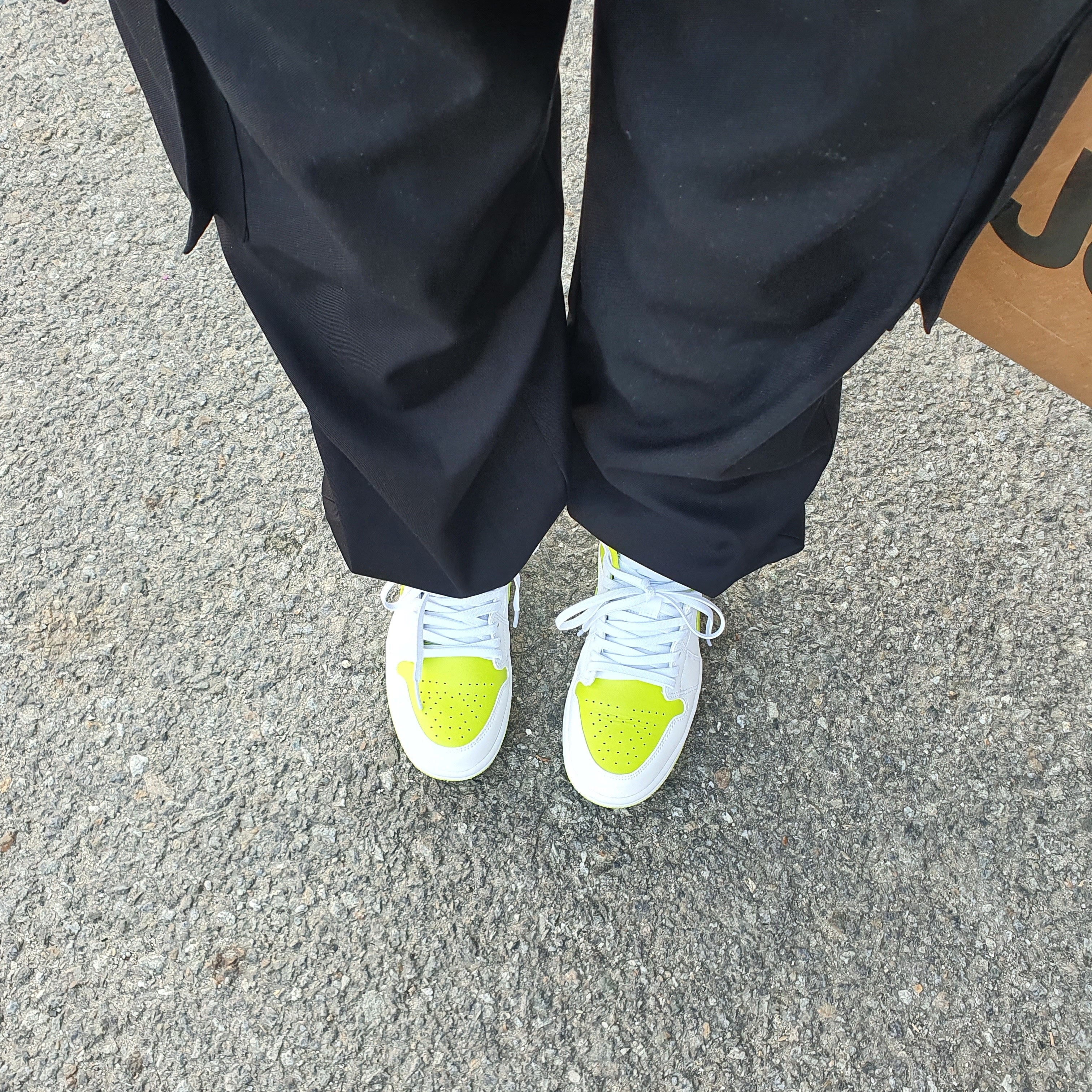 (W) Jordan 1 Mid White Atomic Green 착용 스타일 - 3