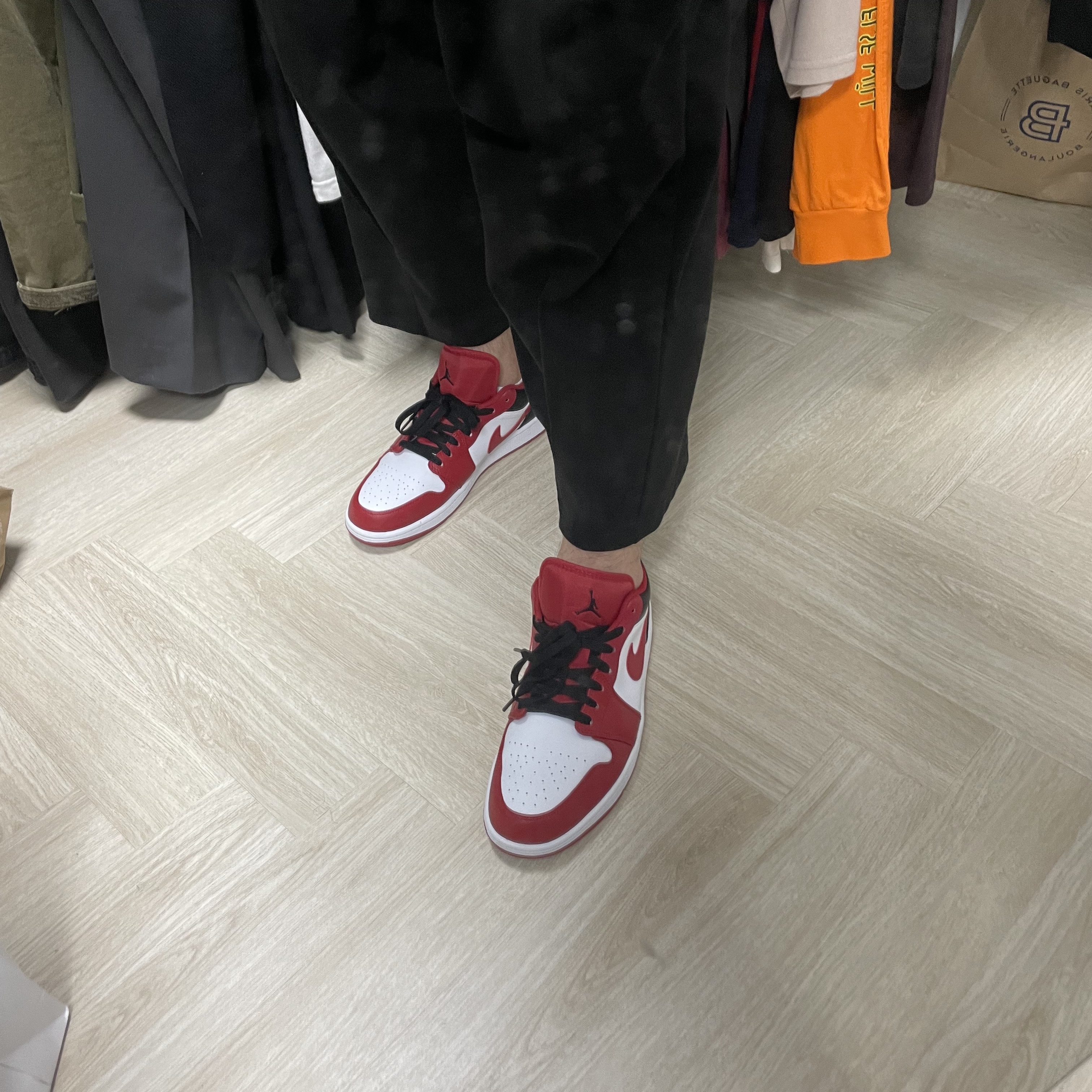 Jordan 1 Low White Gym Red Black 착용 스타일 - 3