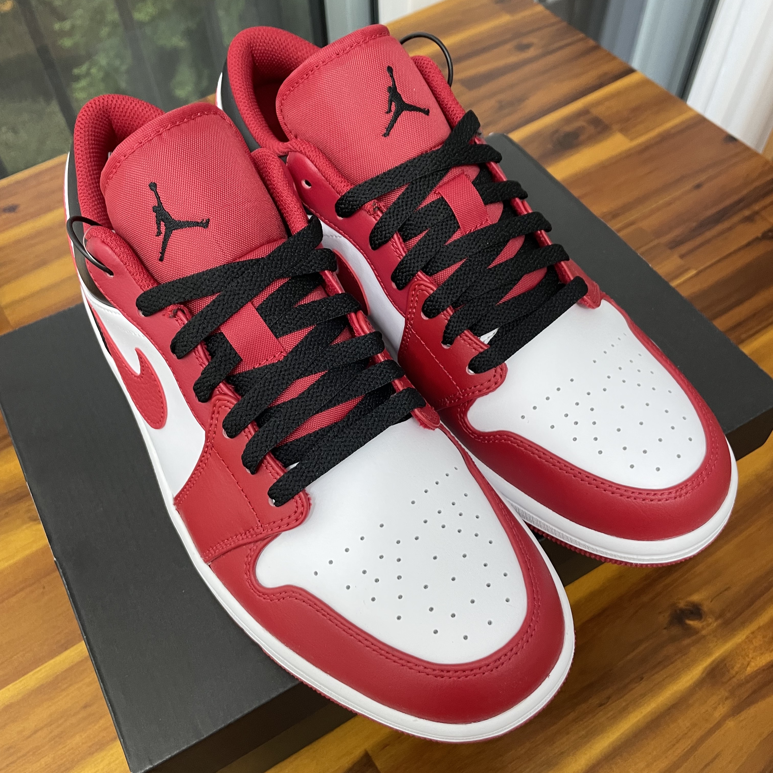 Jordan 1 Low White Gym Red Black 착용 스타일 - 1