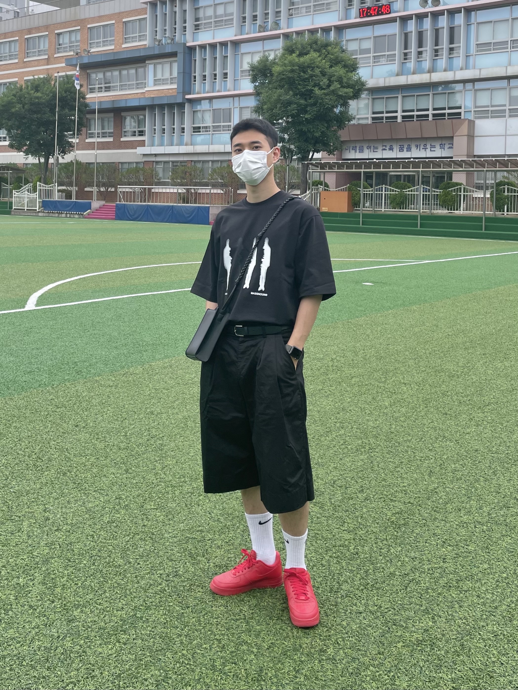 Nike Air Force 1 '07 LV8 Low 1 Triple Red 착용 스타일 - 2