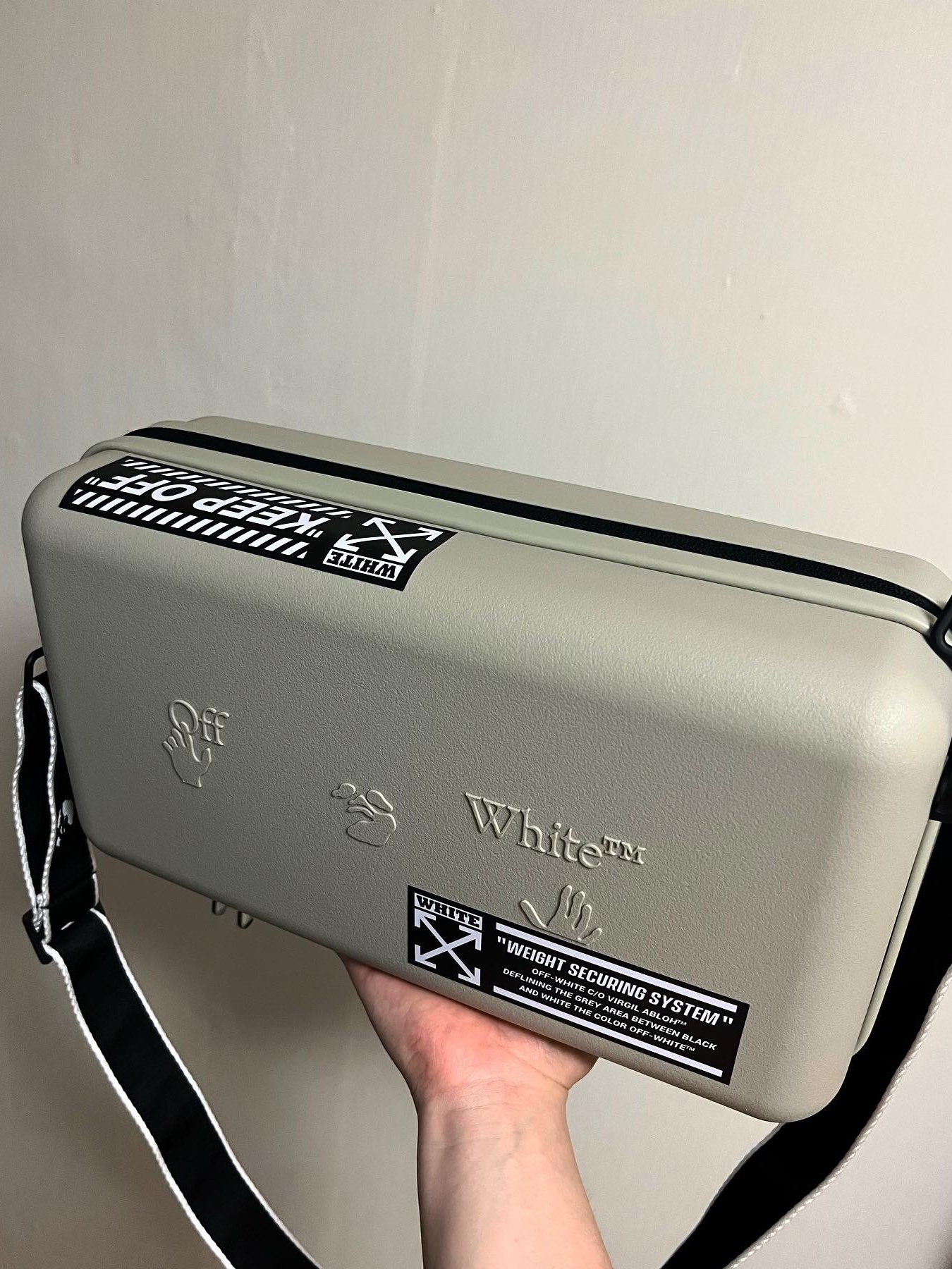 Off-White x Amore Pacific Protection Box (Without Cosmetics) 착용 스타일 - 3