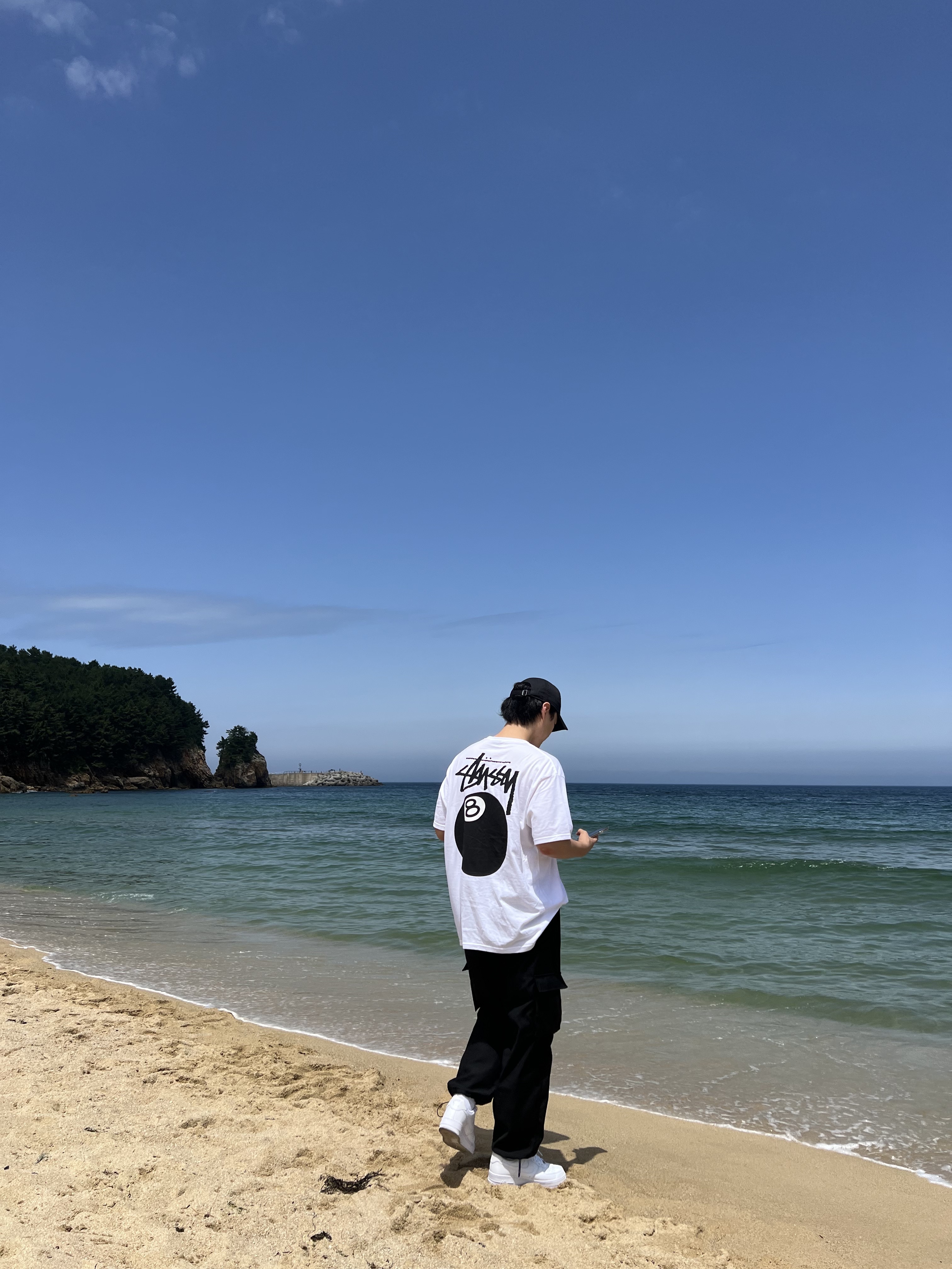 Stussy 8 Ball T-Shirt White - 22SS, Nike Air Force 1 '07 Low White 착용 스타일 - 1