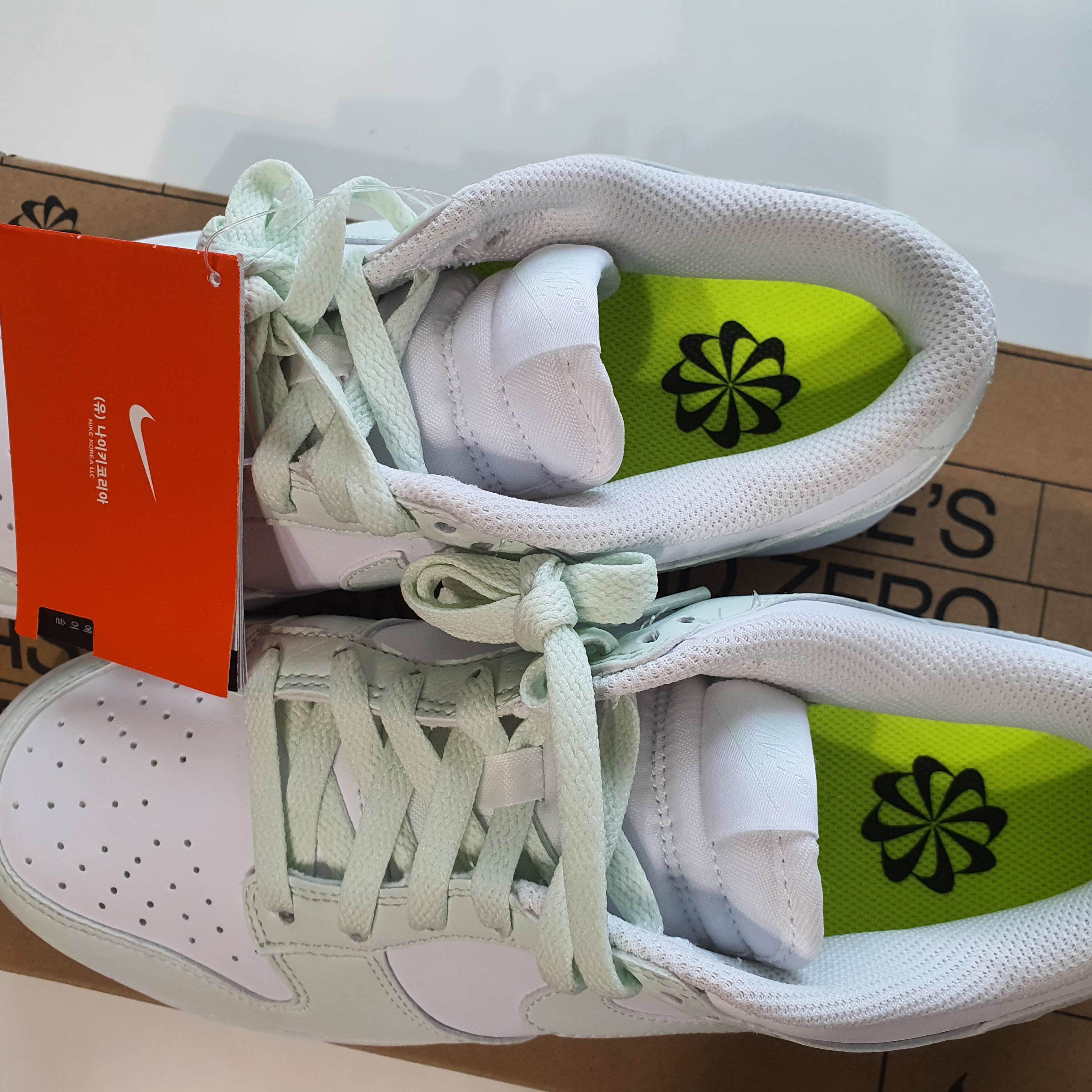 (W) Nike Dunk Low Next Nature Barely Green and White 착용 스타일 - 2