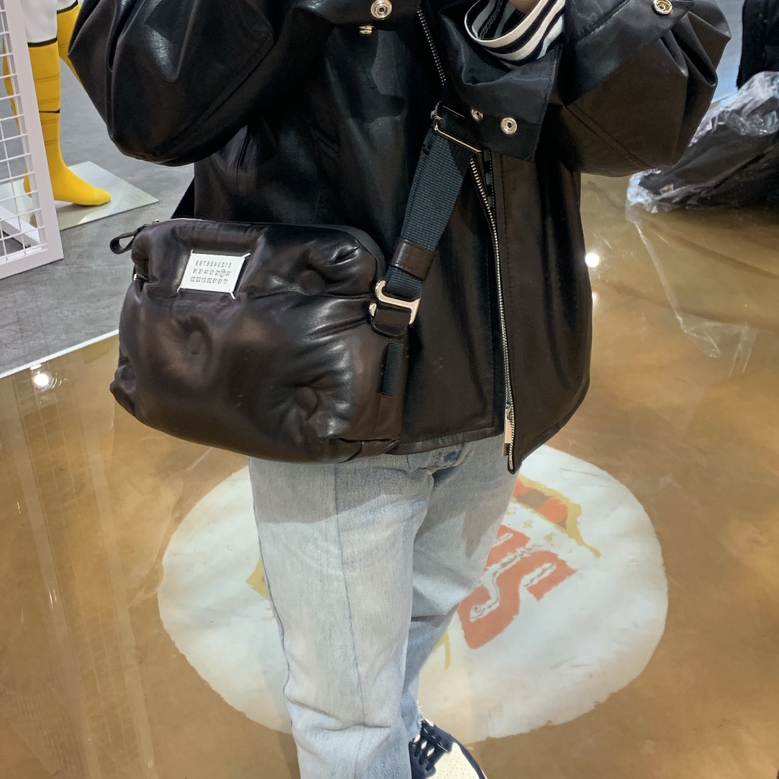 Maison Margiela Glam Slam Leather Shoulder Bag Black, Jordan 1 Retro High Obsidian UNC 착용 스타일 - 1