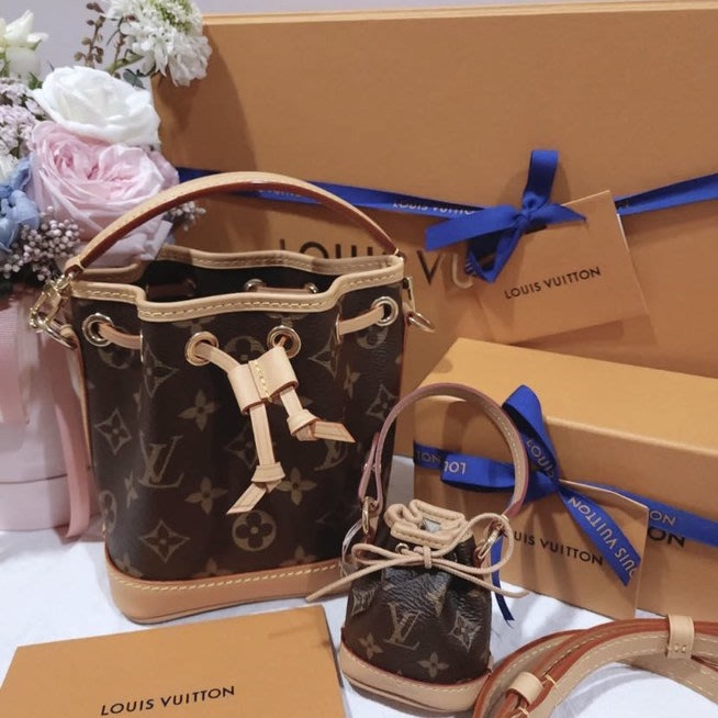 Louis Vuitton Micro Noe Bag Charm Monogram 착용 스타일 - 1