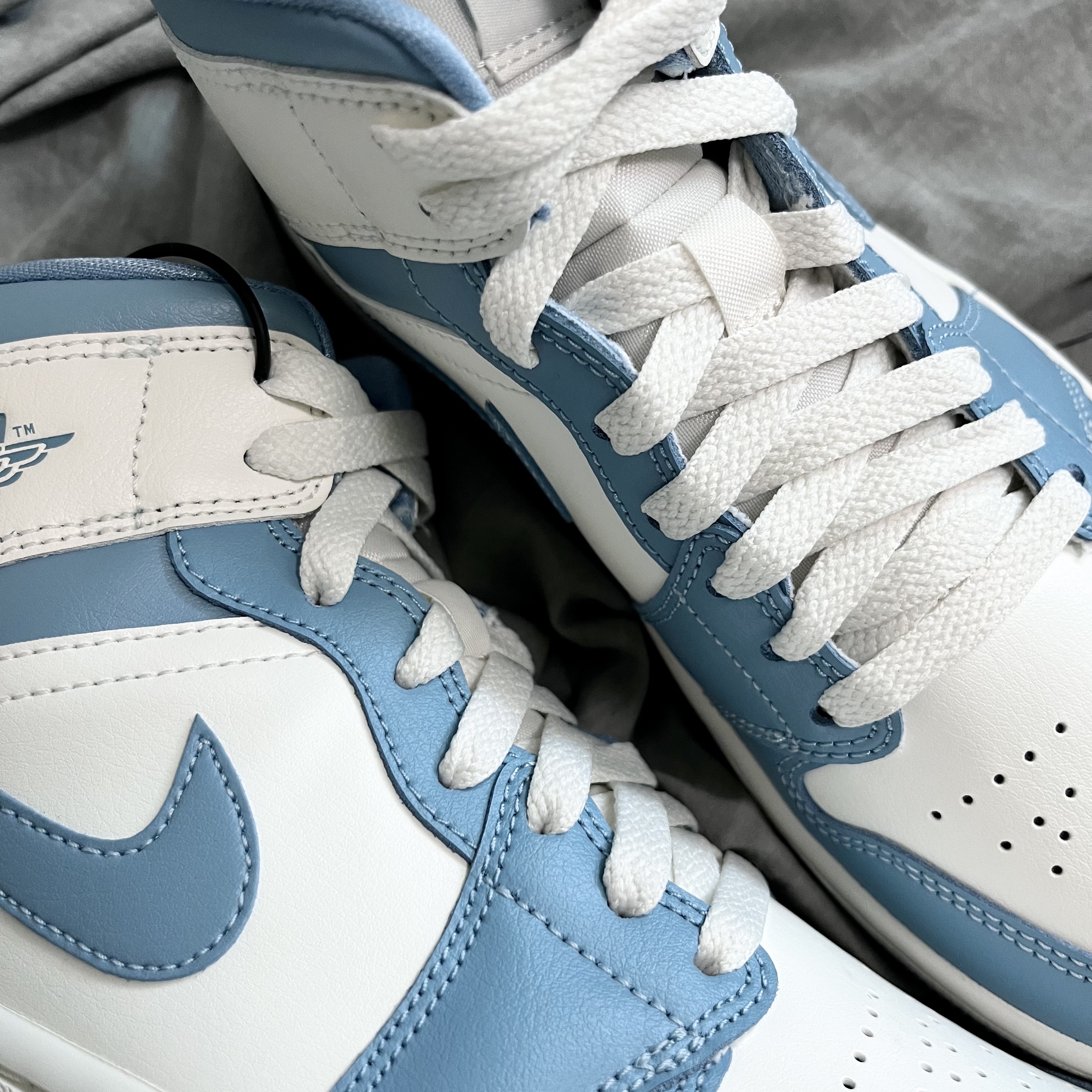 (W) Jordan 1 Mid Sail and Worn Blue 착용 스타일 - 2