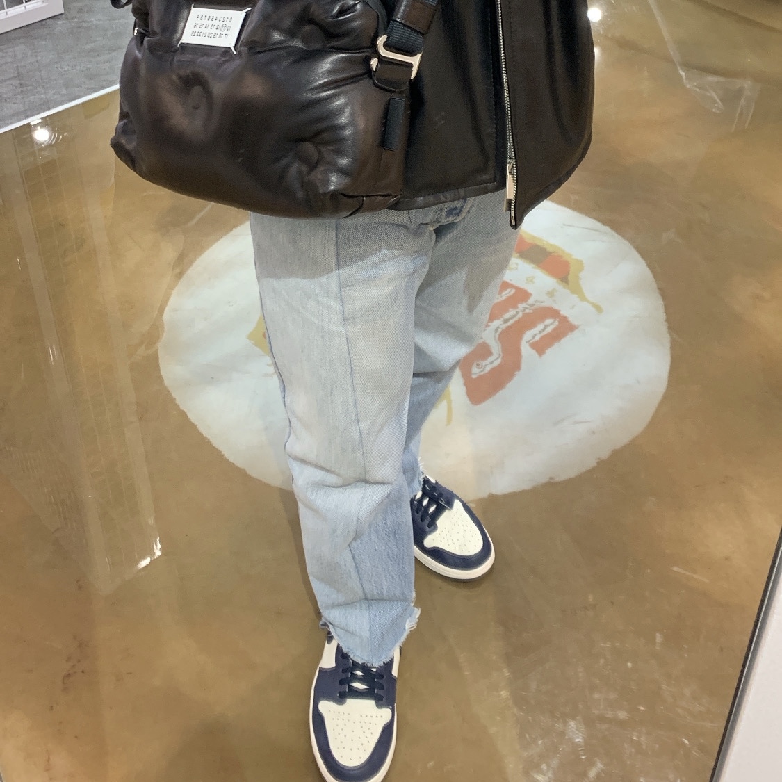 Maison Margiela Glam Slam Leather Shoulder Bag Black, Jordan 1 Retro High Obsidian UNC 착용 스타일 - 2