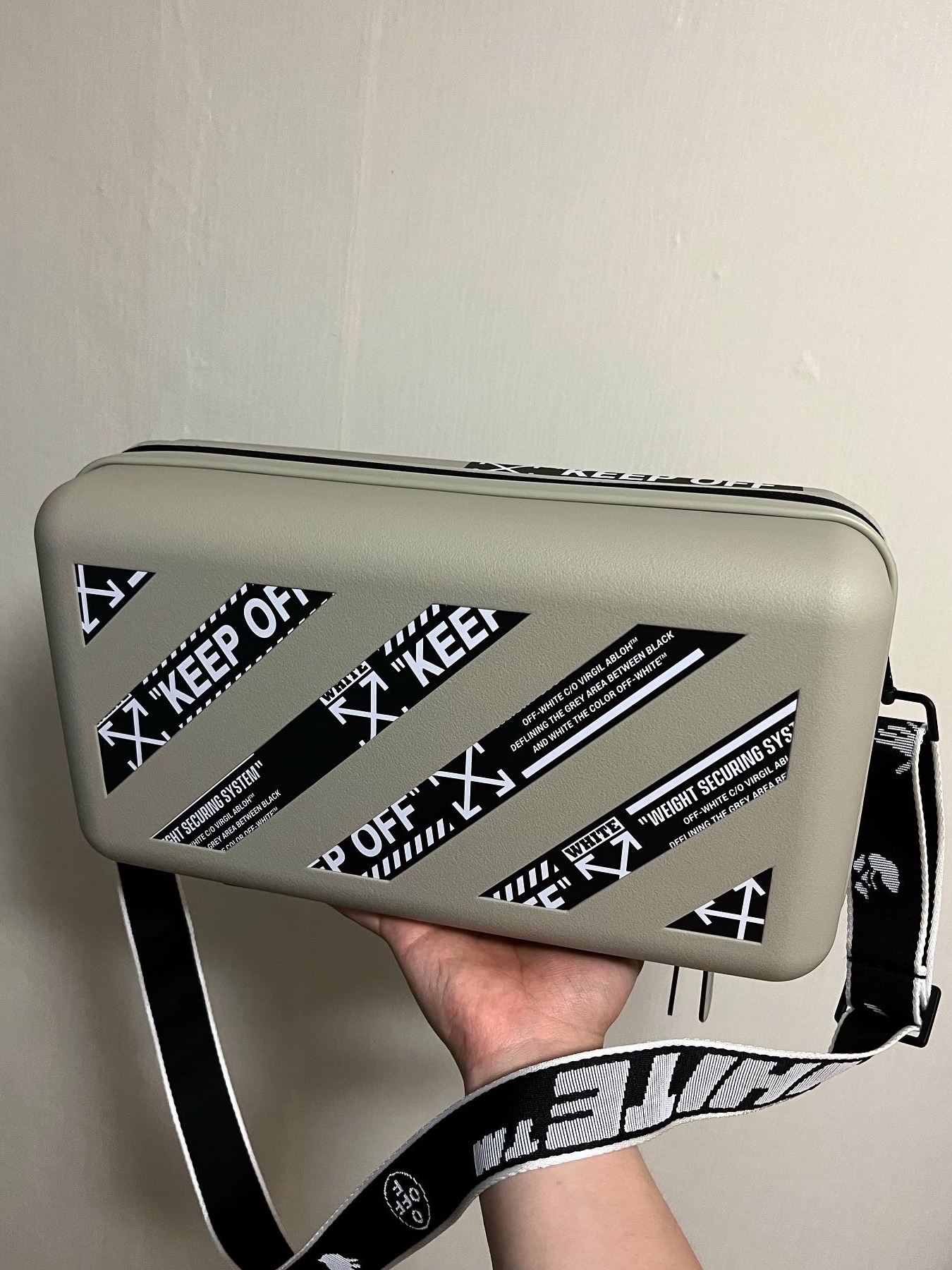 Off-White x Amore Pacific Protection Box (Without Cosmetics) 착용 스타일 - 2