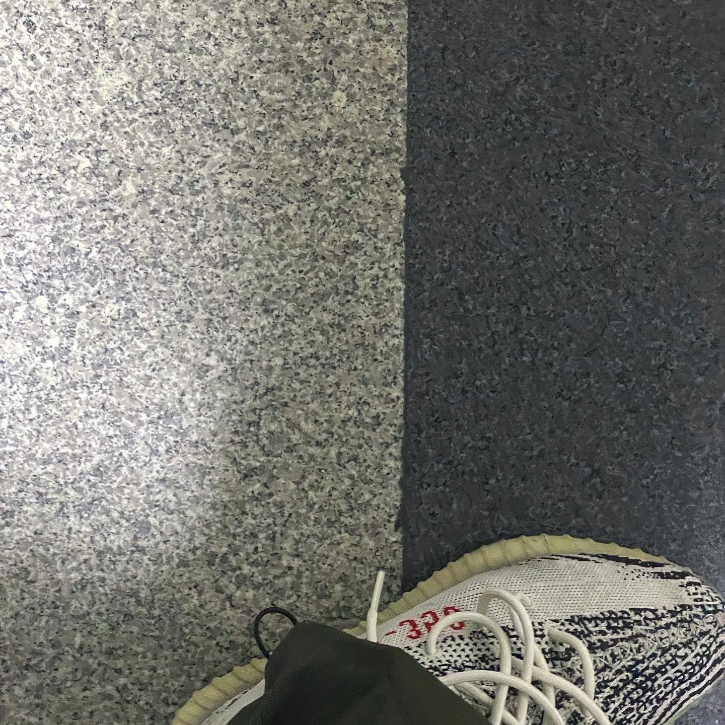 Adidas Yeezy Boost 350 V2 Zebra 2017/2019/2020 착용 스타일